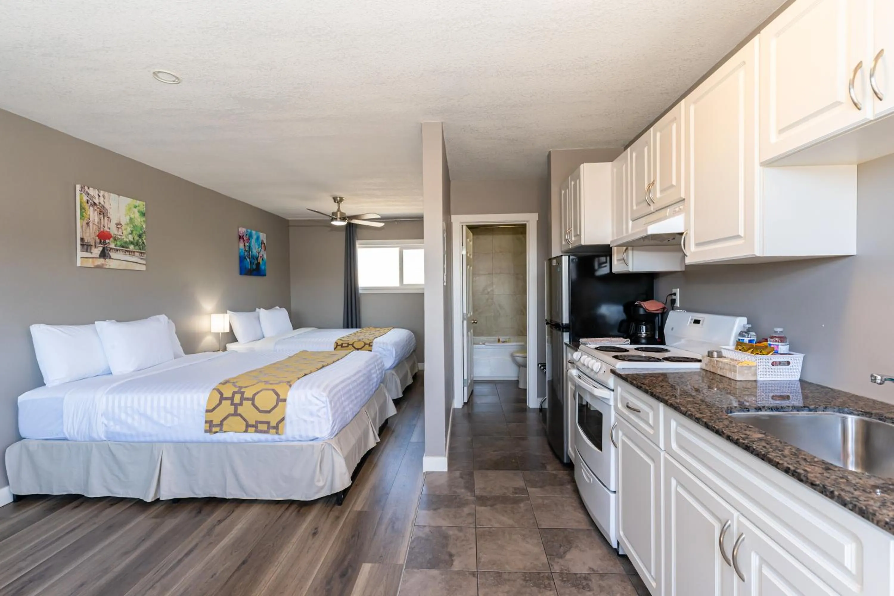 Photo of the whole room, Bed in Hinton Highway Inn