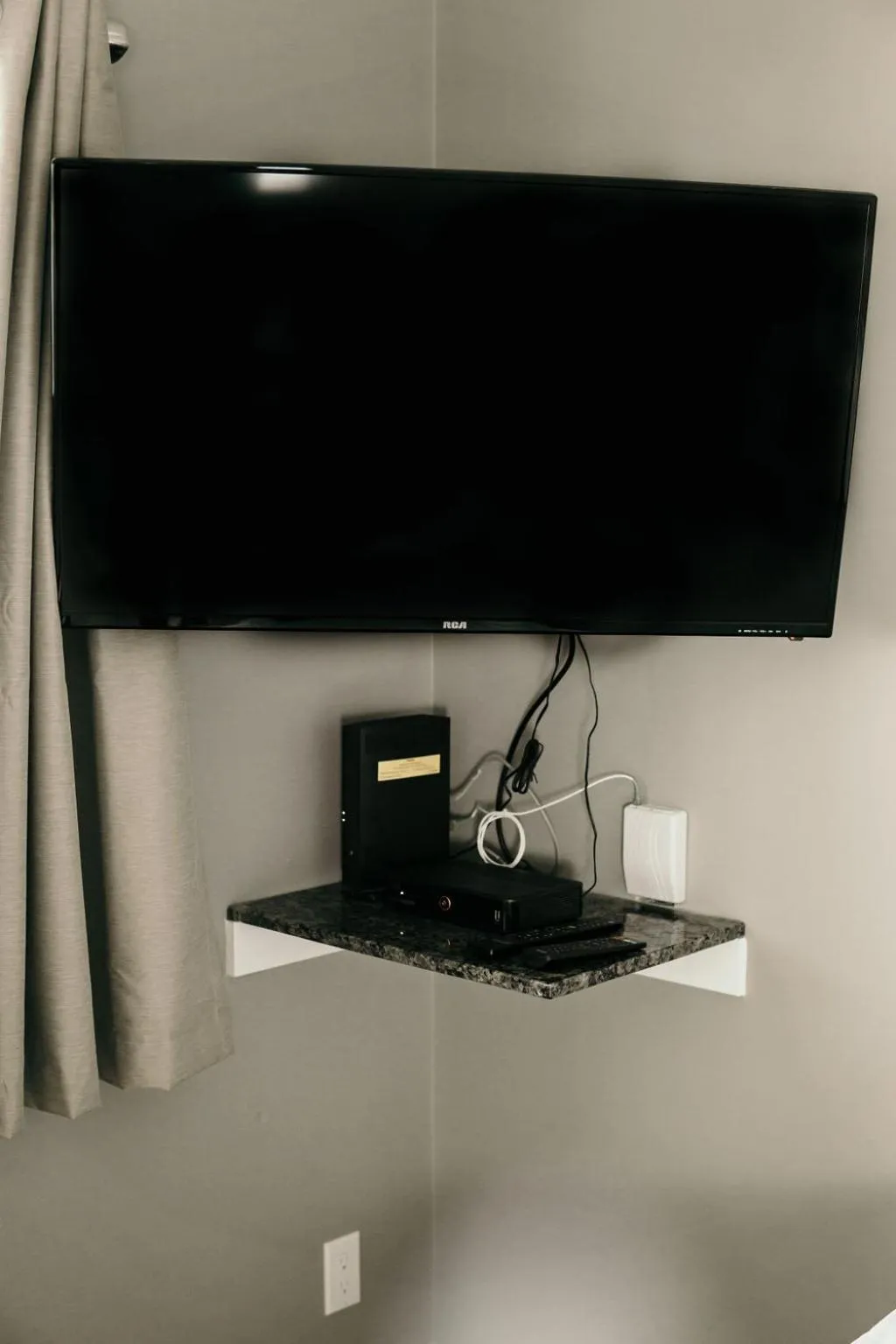 TV and multimedia in Hinton Highway Inn