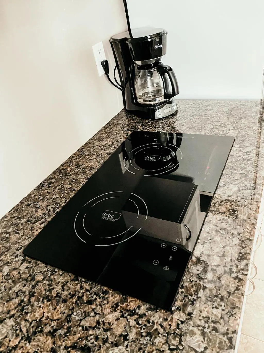 Coffee/tea facilities in Hinton Highway Inn