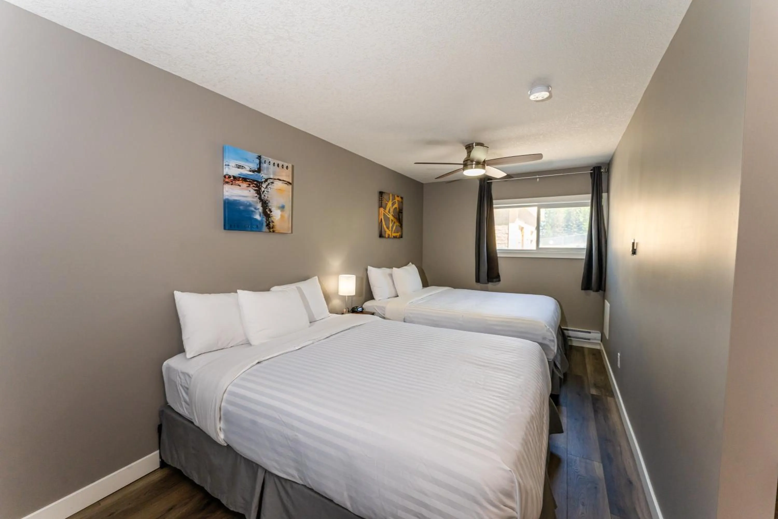 Photo of the whole room, Bed in Hinton Highway Inn