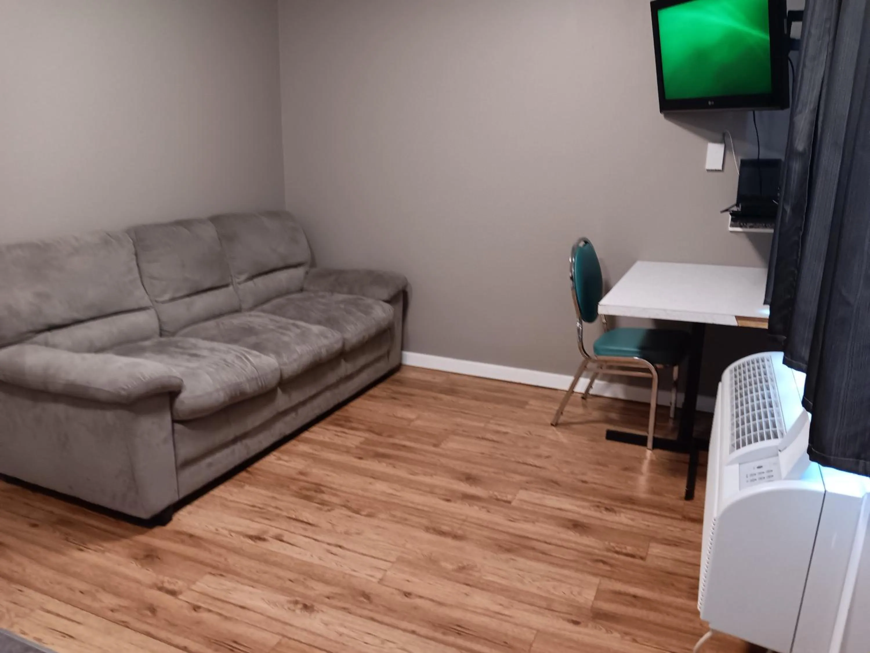 Living room in Hinton Highway Inn