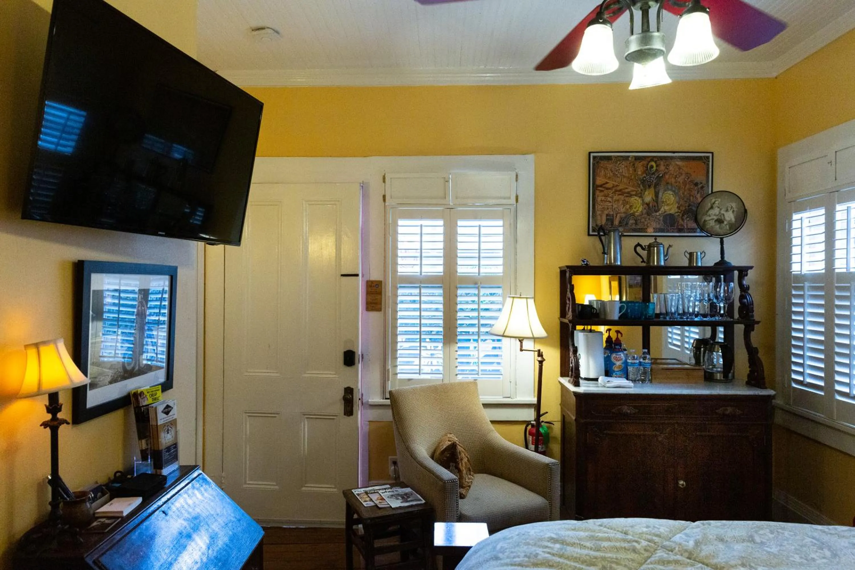 TV and multimedia, Bed in The Blue60 Marigny Inn