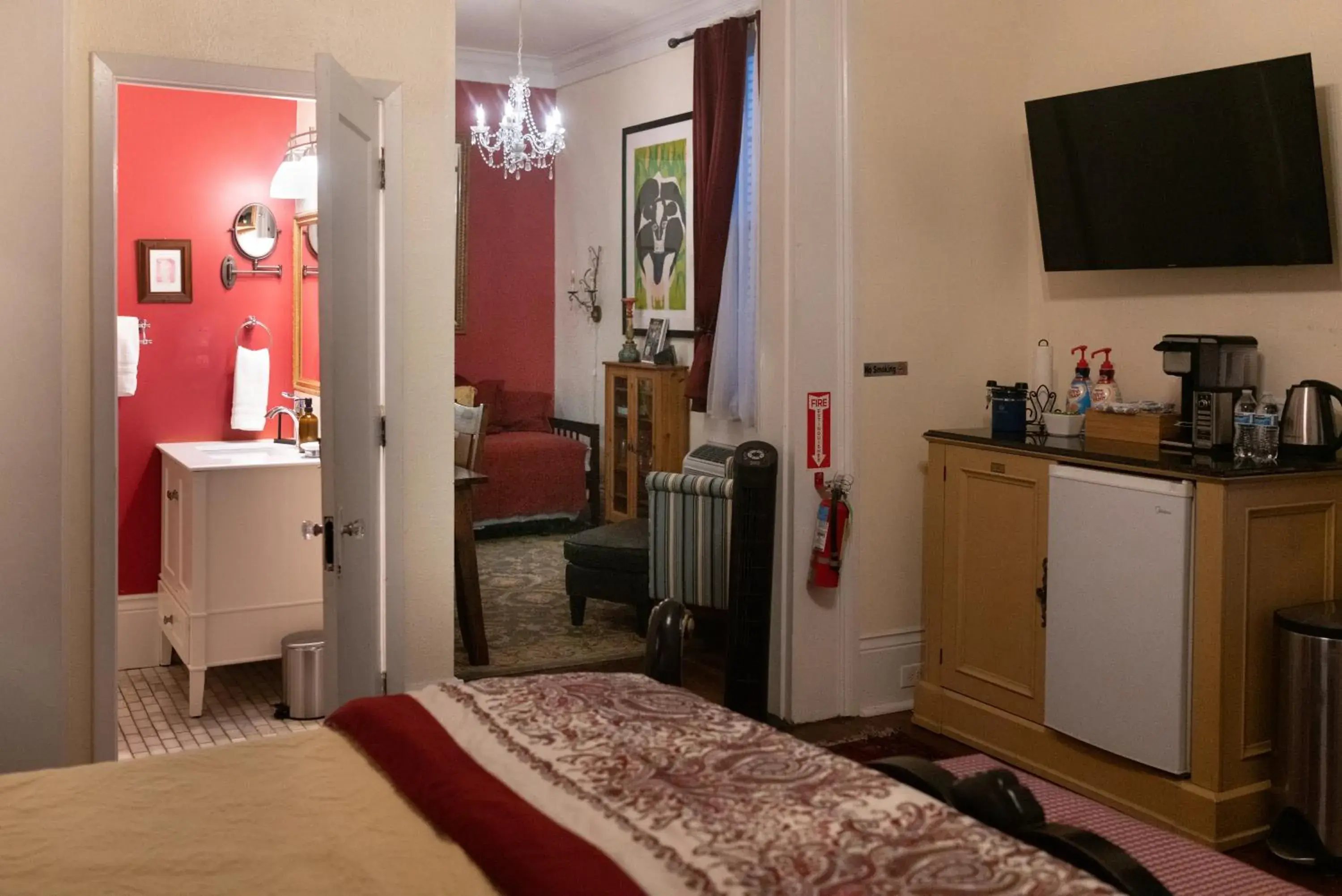 TV and multimedia, Bed in The Blue60 Marigny Inn TV and multimedia, Bed in The Blue60 Marigny Inn