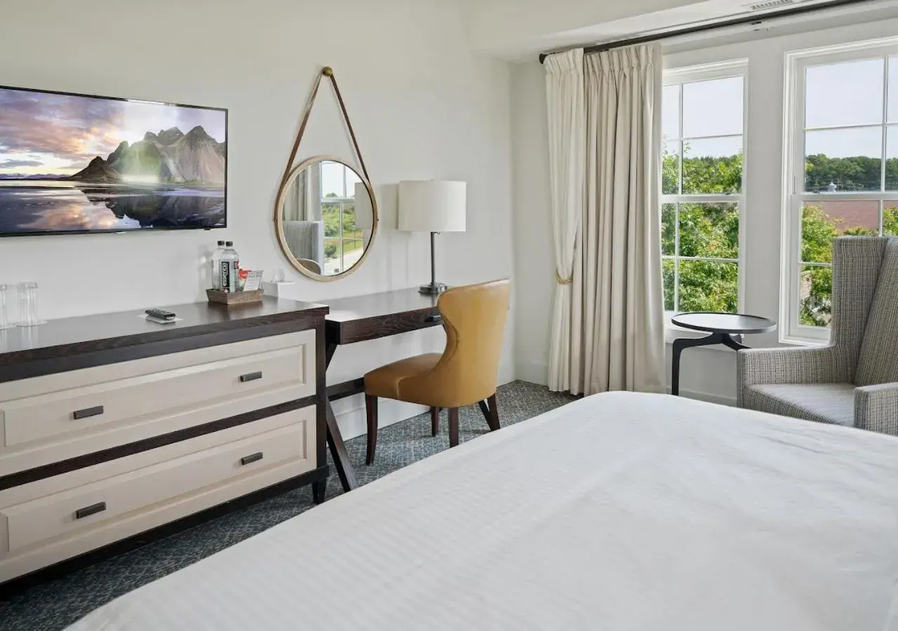 KING ROOM in The Inn at Chesapeake Bay Beach Club KING ROOM in The Inn at Chesapeake Bay Beach Club
