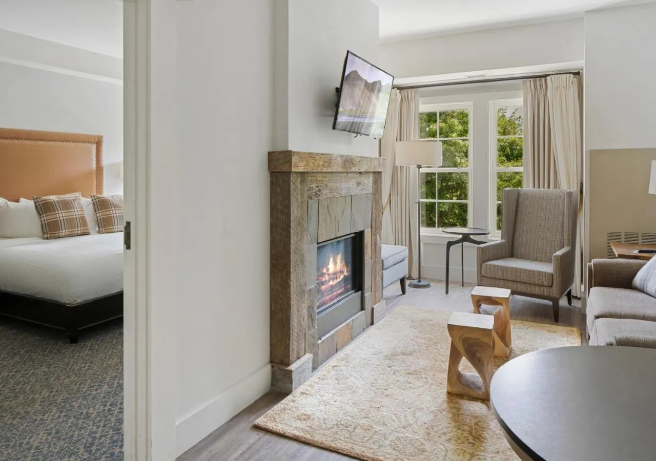 Seating area, Bed in The Inn at Chesapeake Bay Beach Club