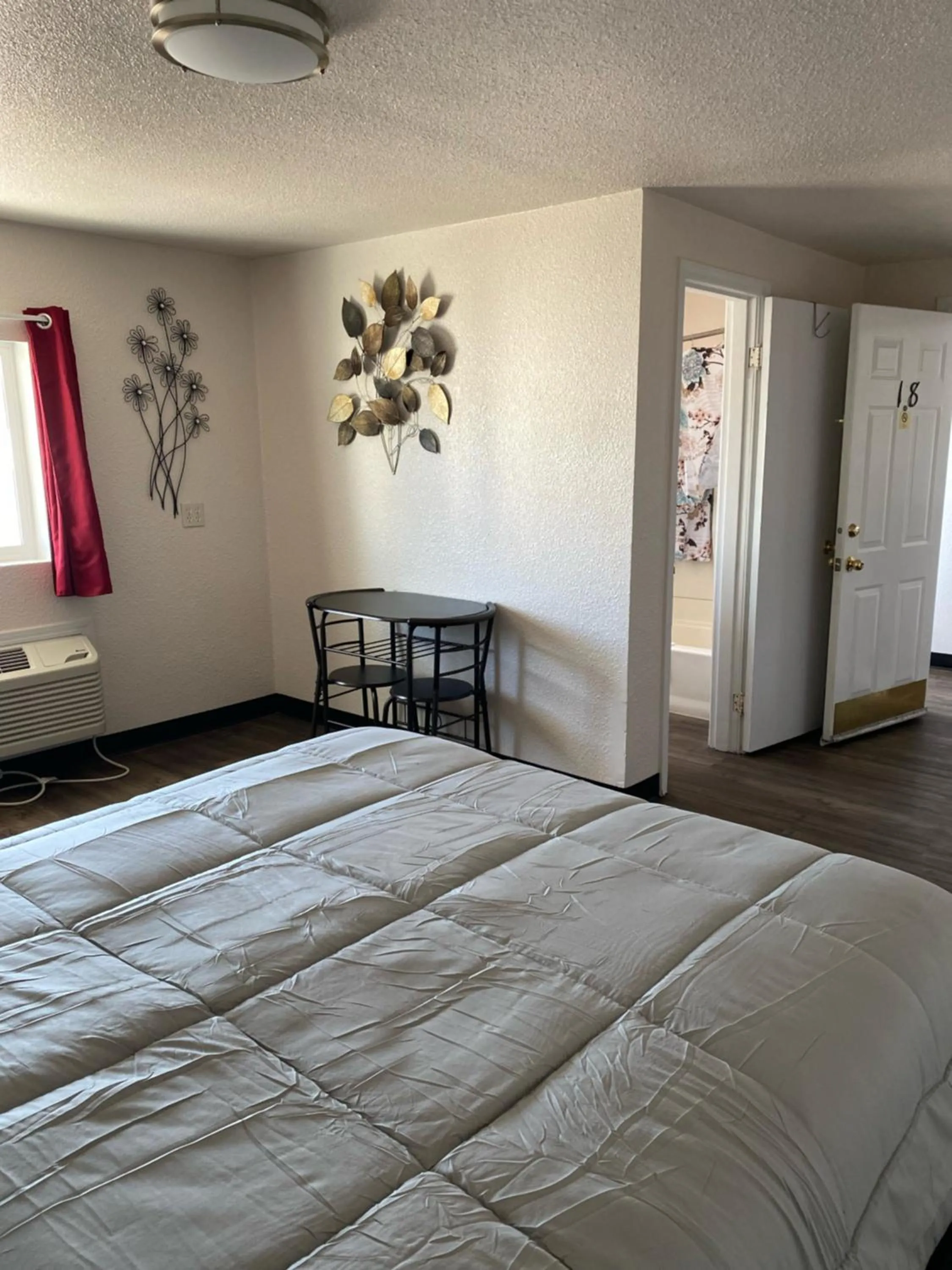 Dining area, Bed in Baker City Motel & RV