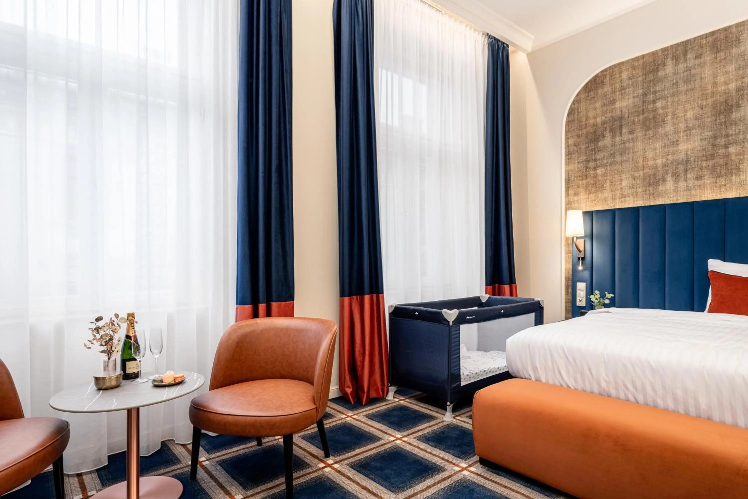 Photo of the whole room, Bed in BasiliQ Hotel