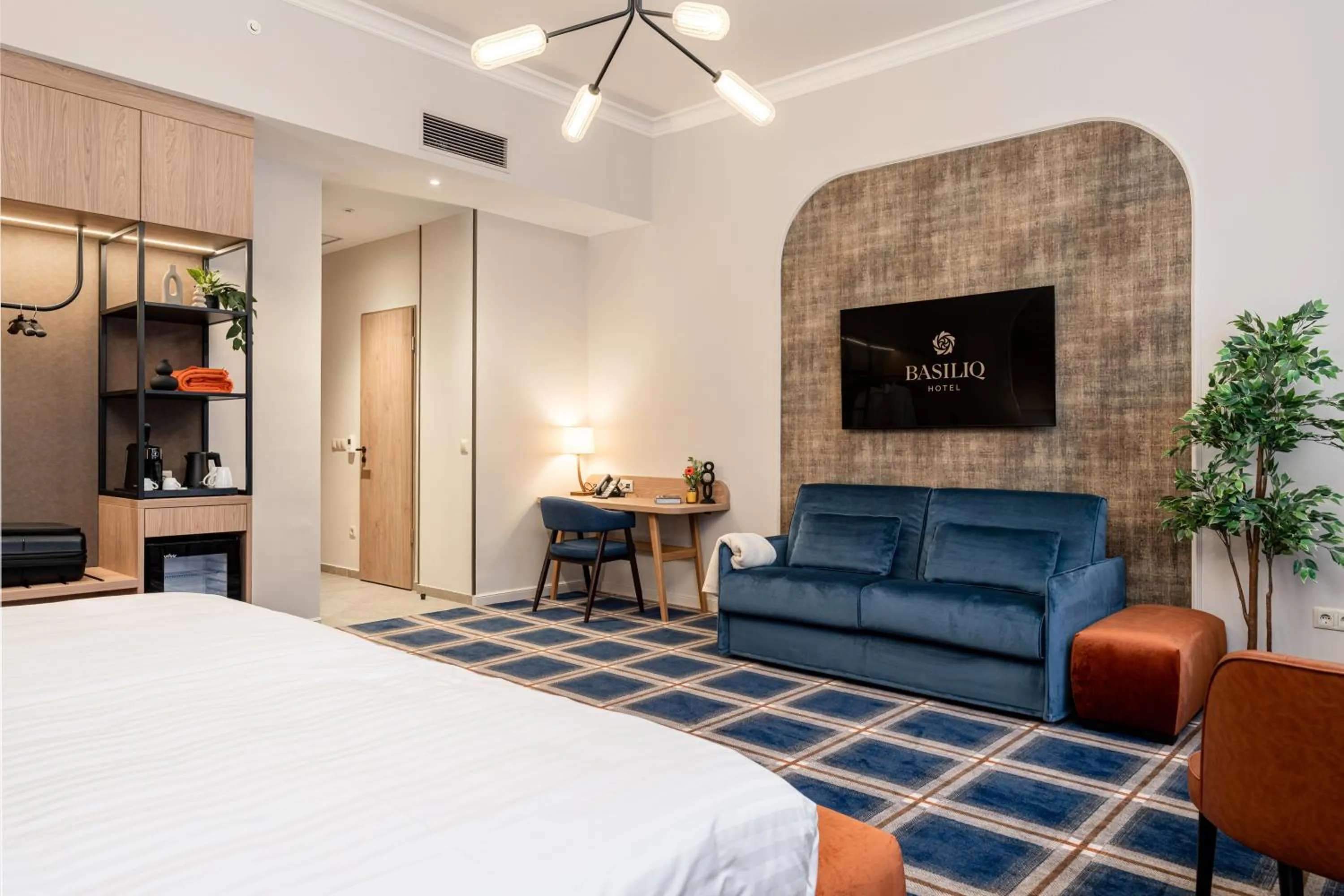 Photo of the whole room, Bed in BasiliQ Hotel