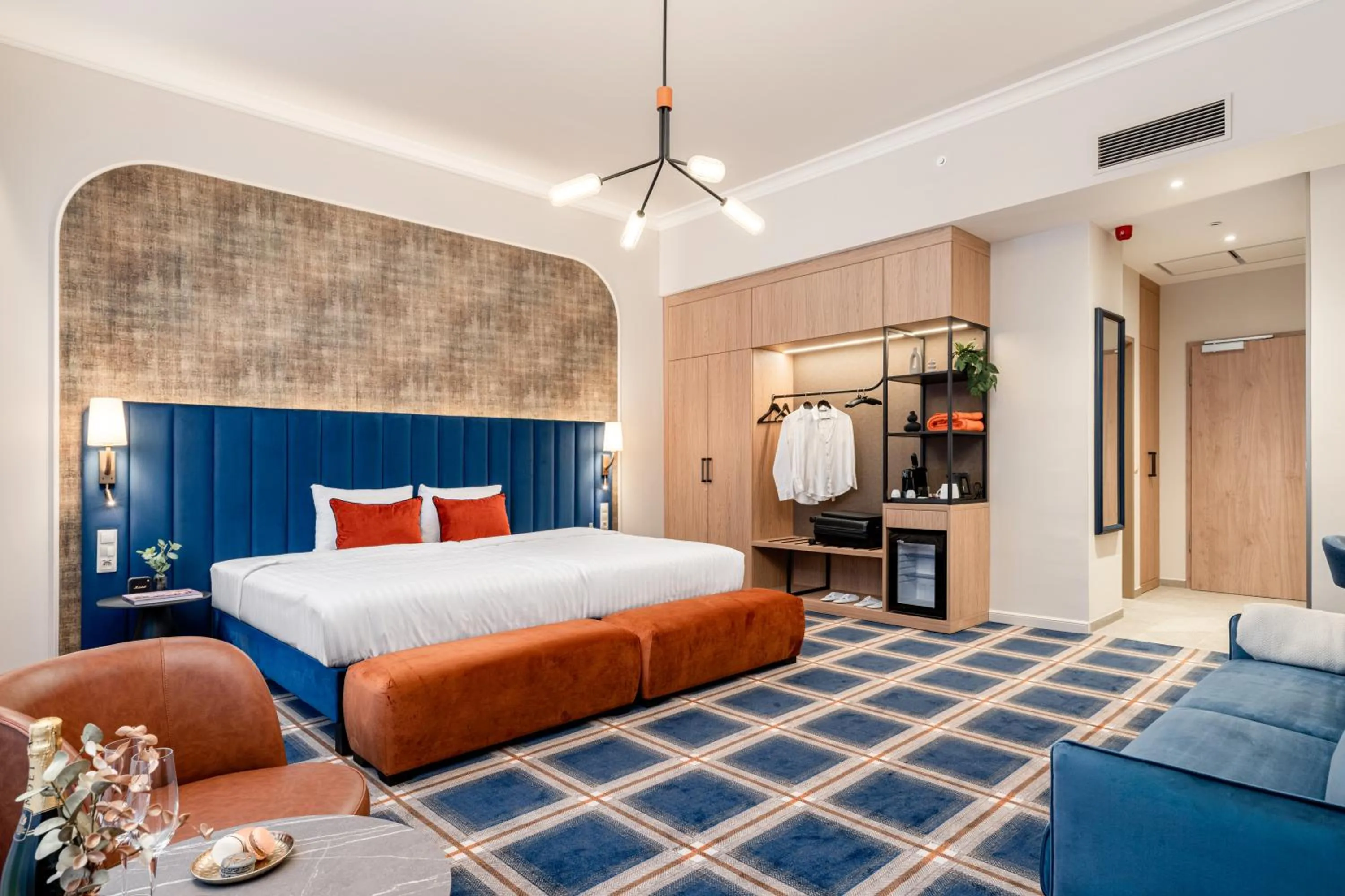 Photo of the whole room, Bed in BasiliQ Hotel