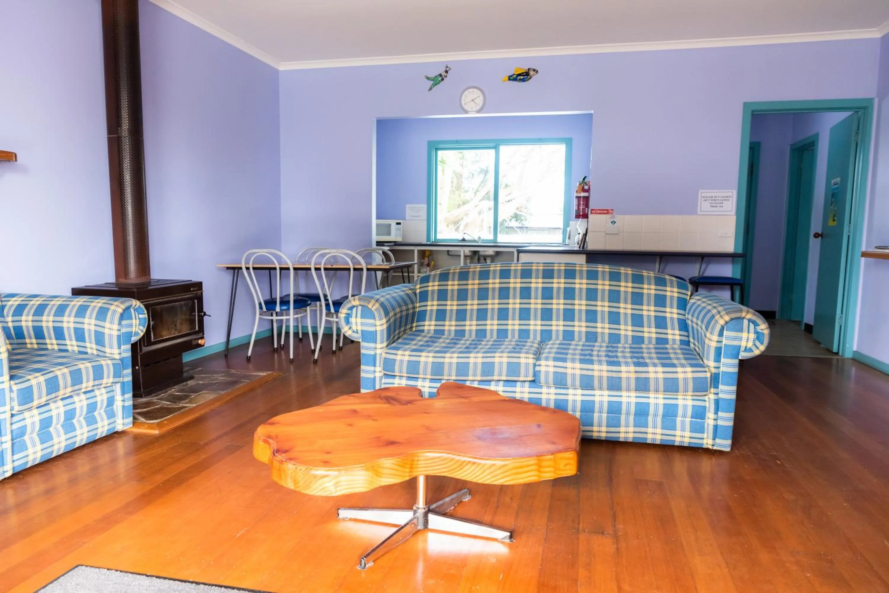 Living room in Anglesea Backpackers