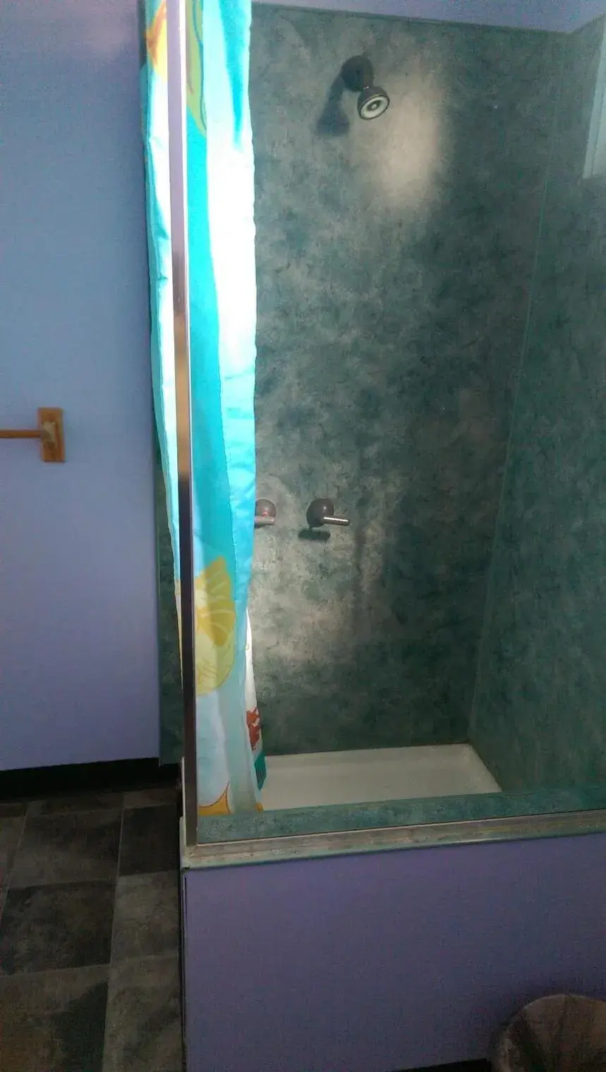 Double Room with Private Bathroom in Anglesea Backpackers Double Room with Private Bathroom in Anglesea Backpackers