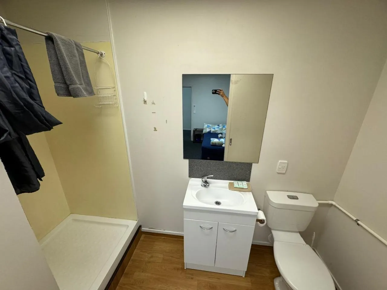 Shower in Backpackers Central Hamilton