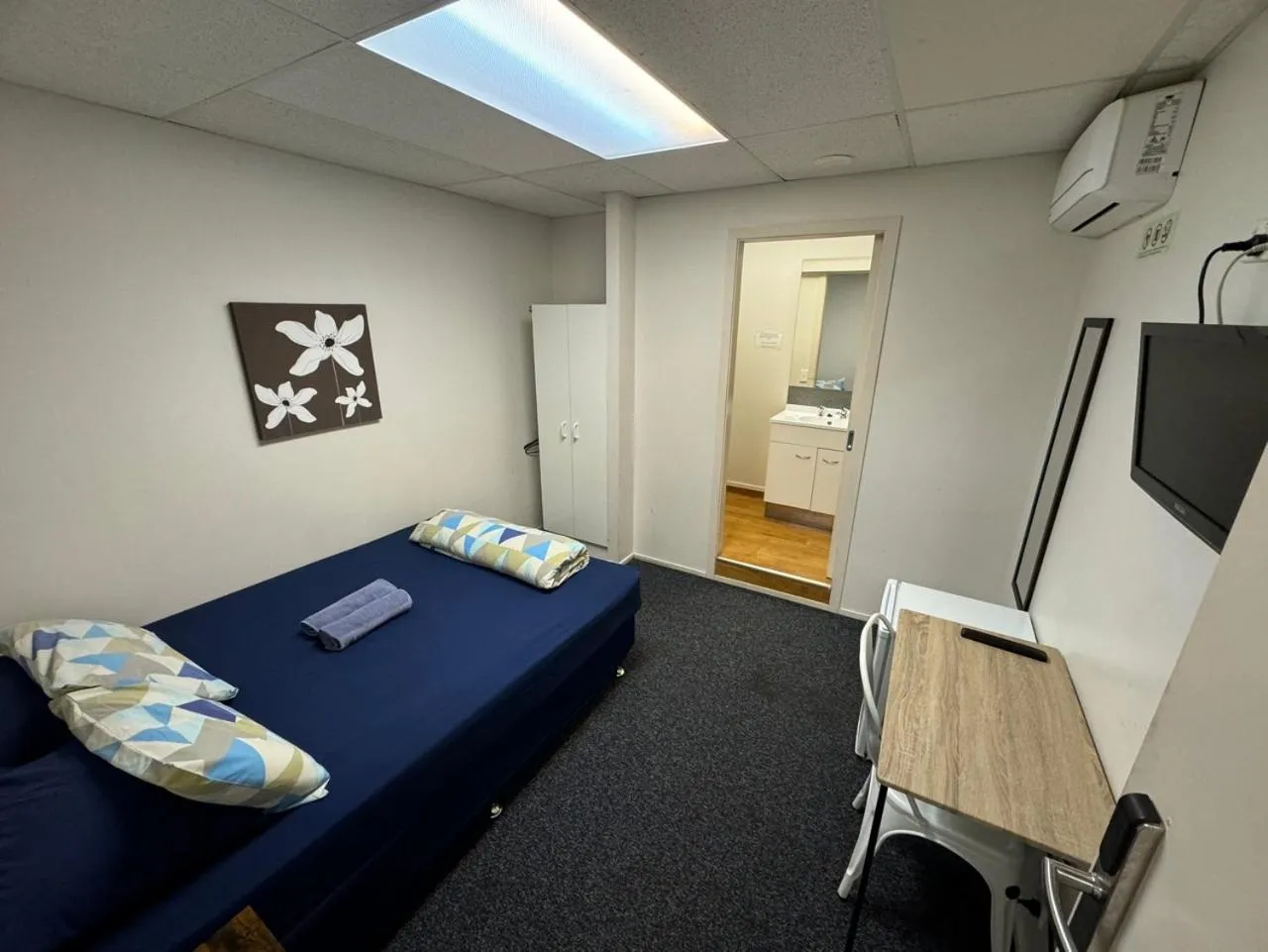 Shower, Bed in Backpackers Central Hamilton