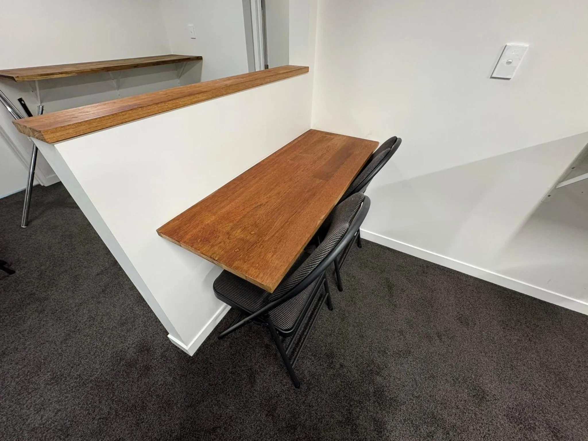 Communal lounge/ TV room in Backpackers Central Hamilton