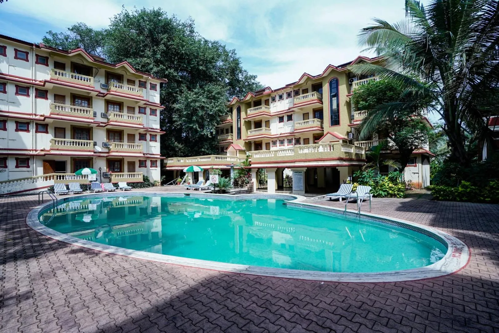 Facade/entrance in Lillywoods Highland Beach Resort- Candolim