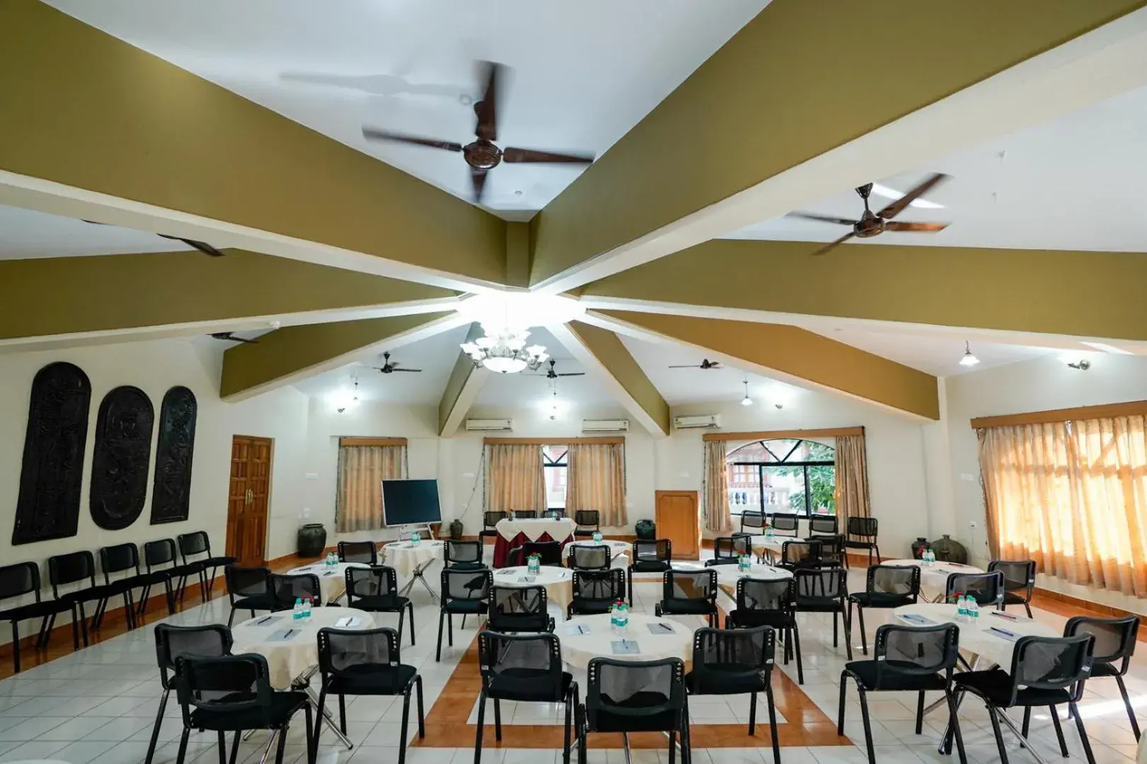 Restaurant/places to eat in Lillywoods Highland Beach Resort- Candolim Restaurant/places to eat in Lillywoods Highland Beach Resort- Candolim