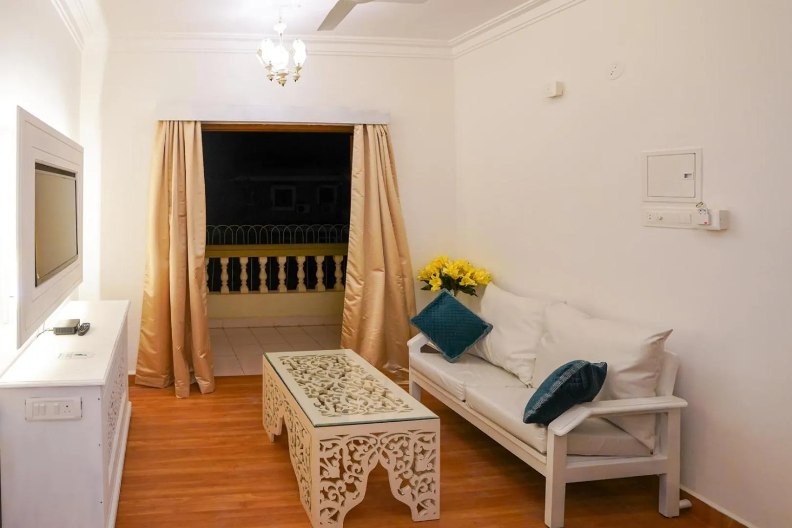 TV and multimedia in Lillywoods Highland Beach Resort- Candolim