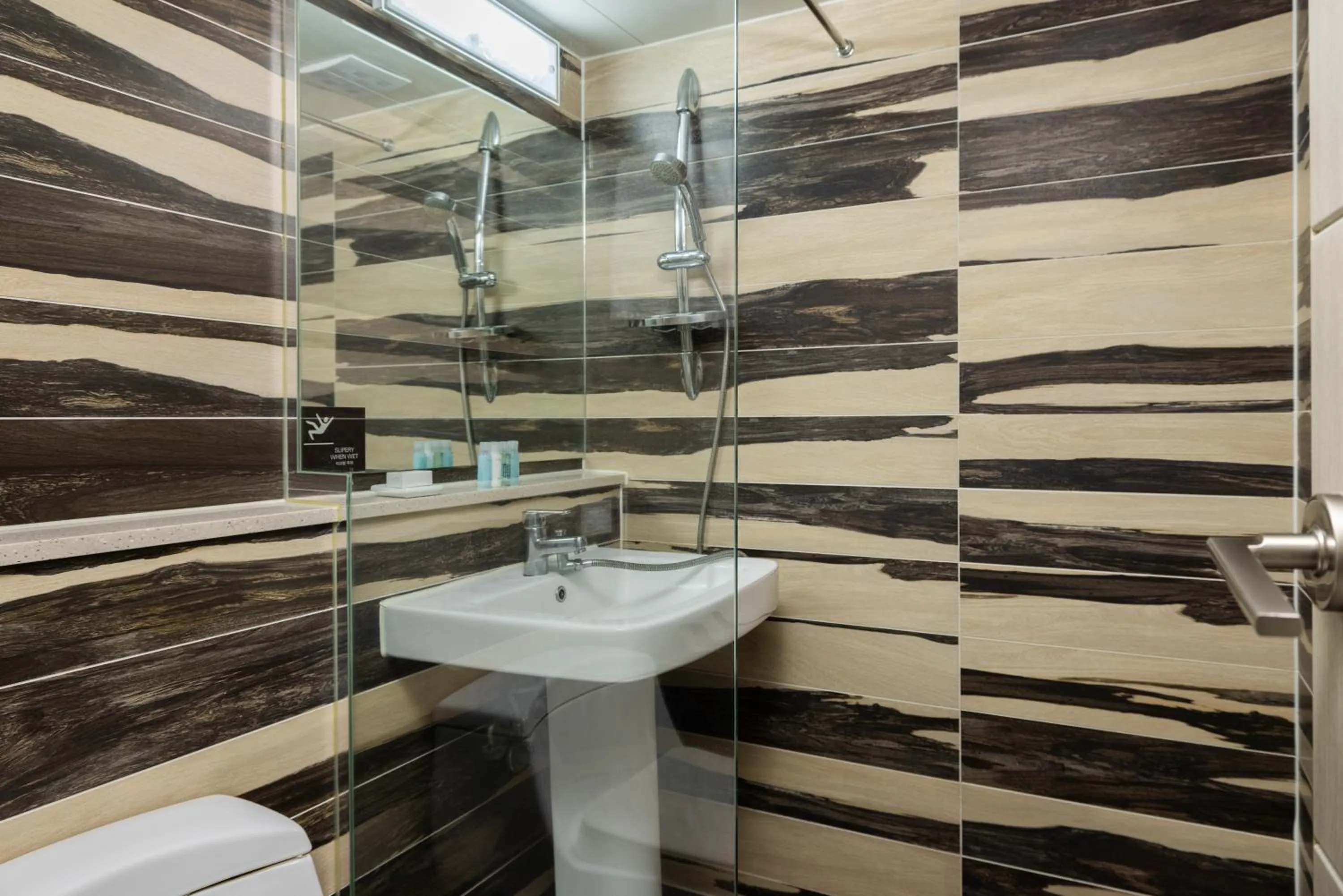 Shower in KensingtonResort JirisanNamwon