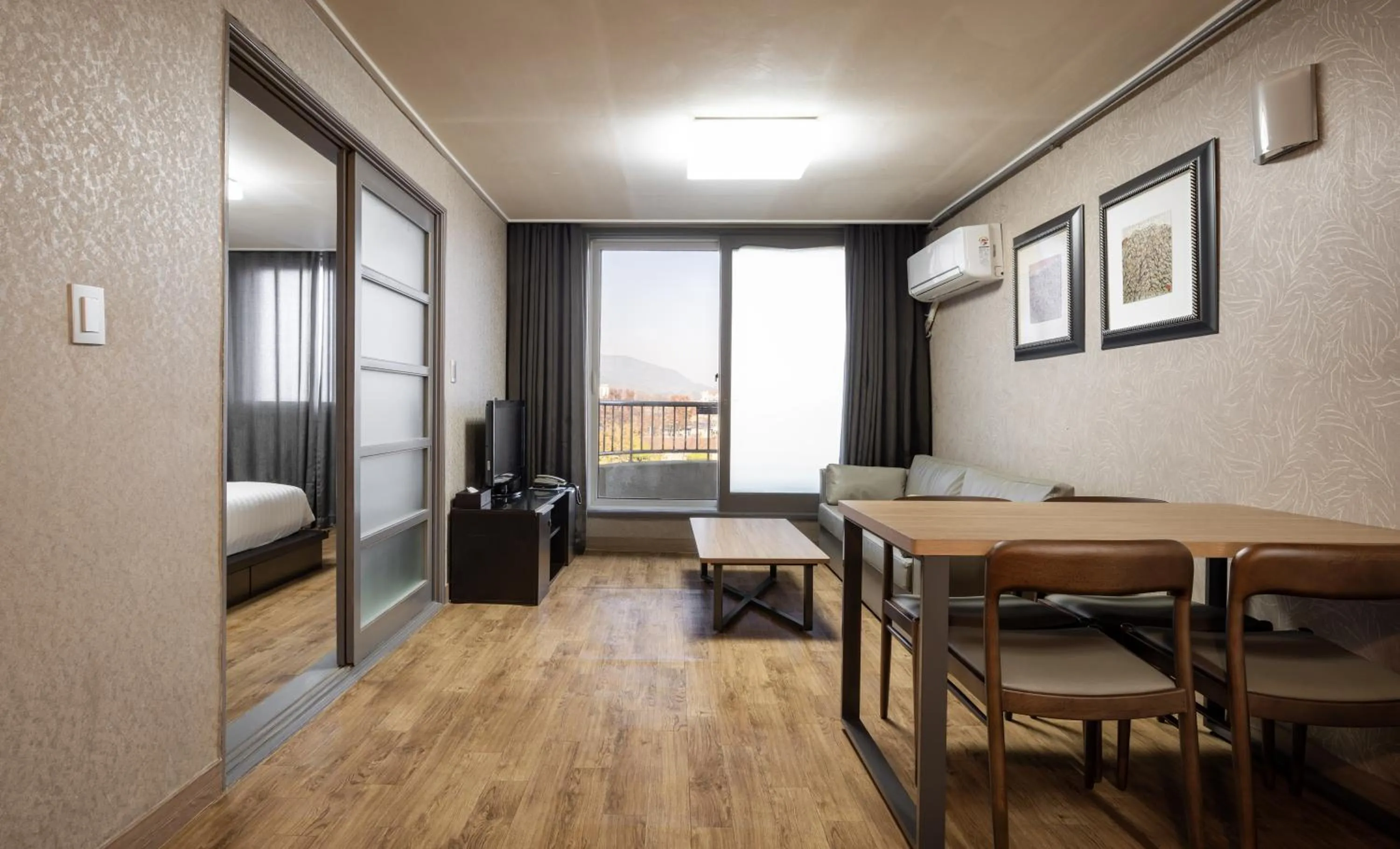 Living room, Bed in KensingtonResort JirisanNamwon