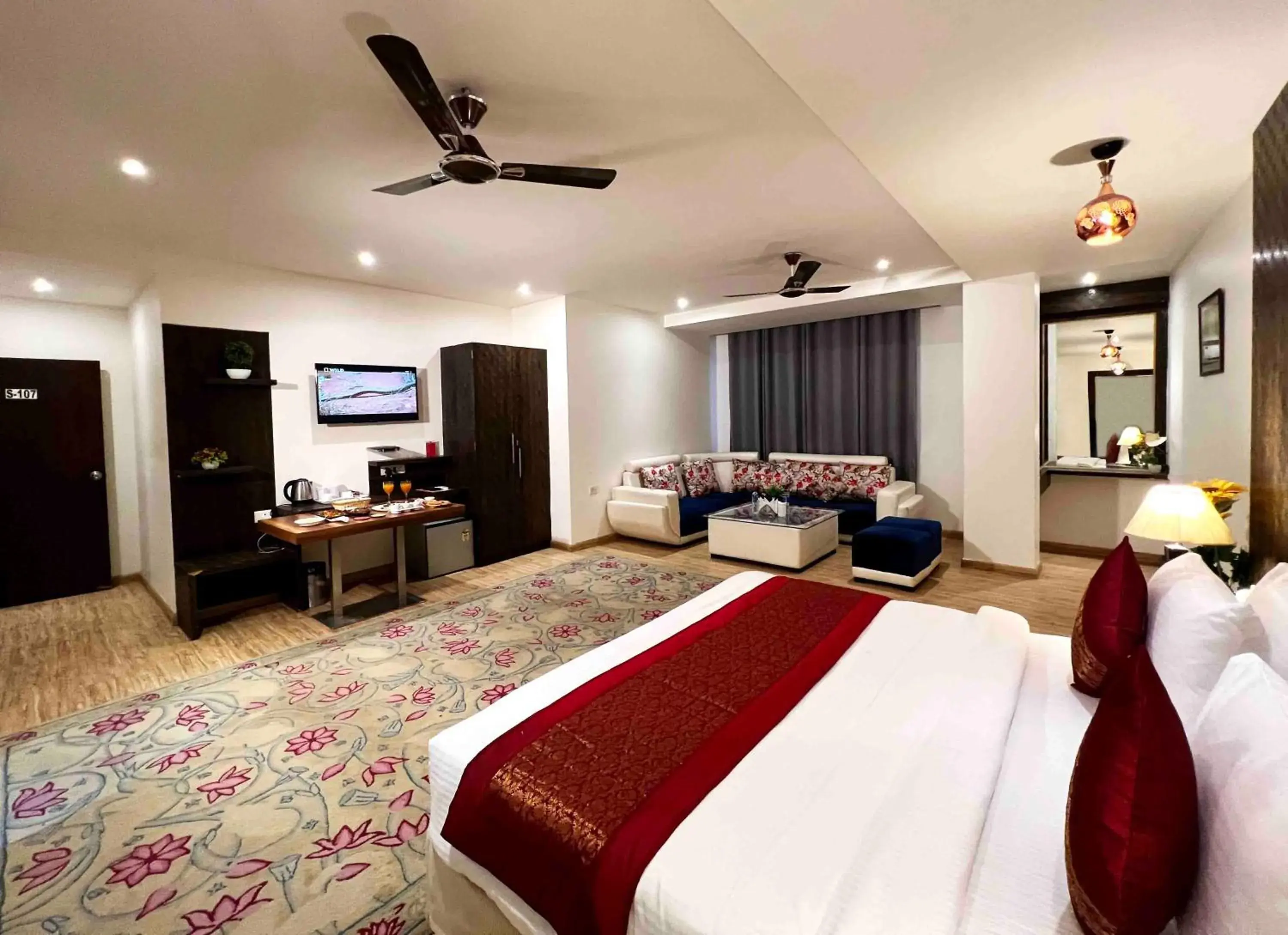 Executive Suite in V Hotel TSSG near Delhi IGI Airport Executive Suite in V Hotel TSSG near Delhi IGI Airport