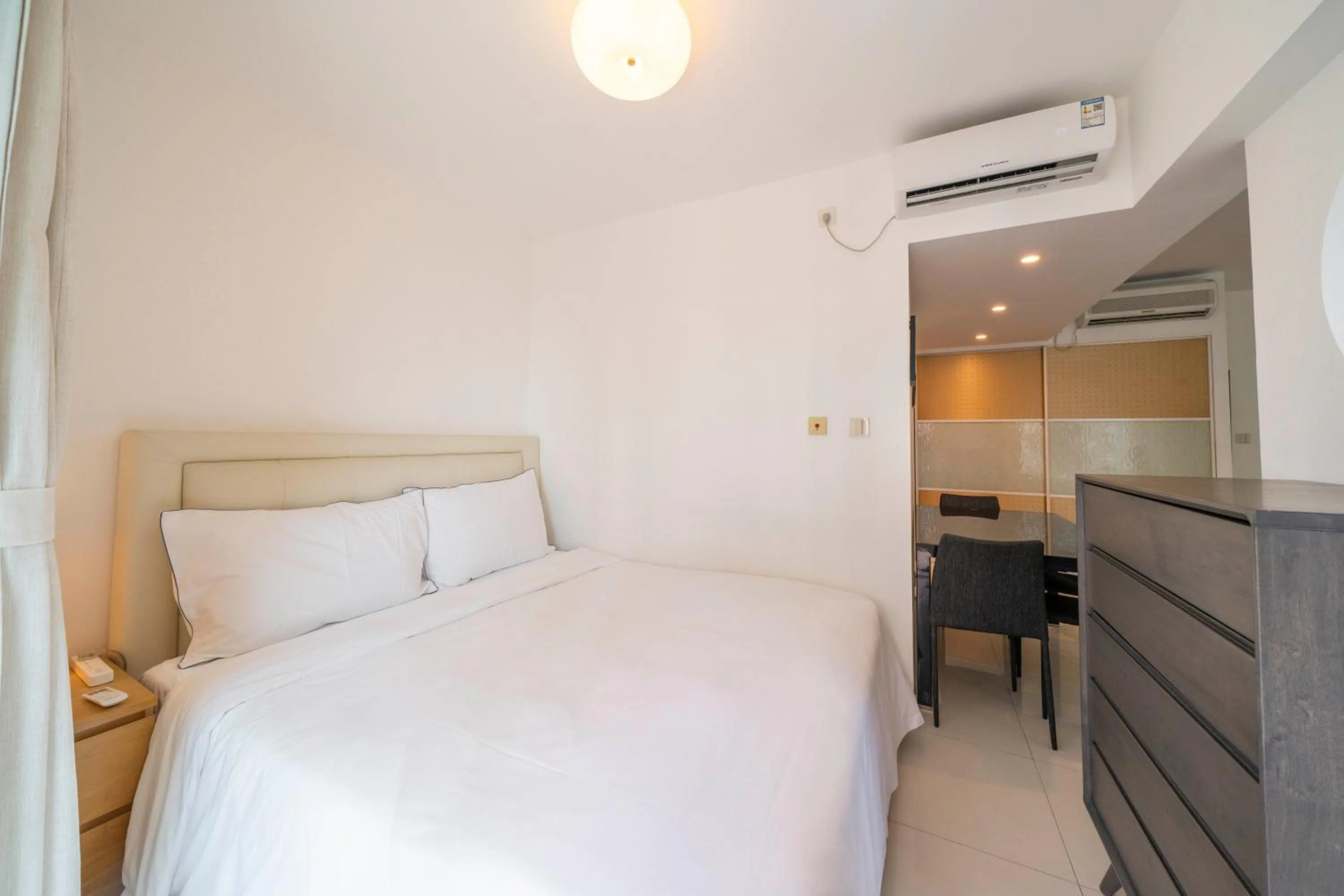 Bed in Tyms Xujiahui Elegant 1BR APT