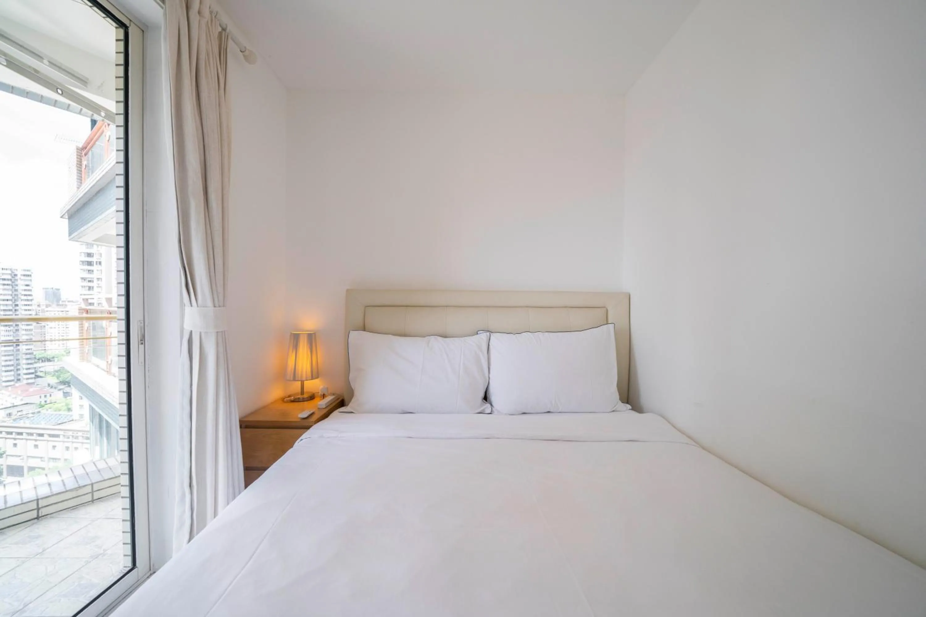 Bed in Tyms Xujiahui Elegant 1BR APT