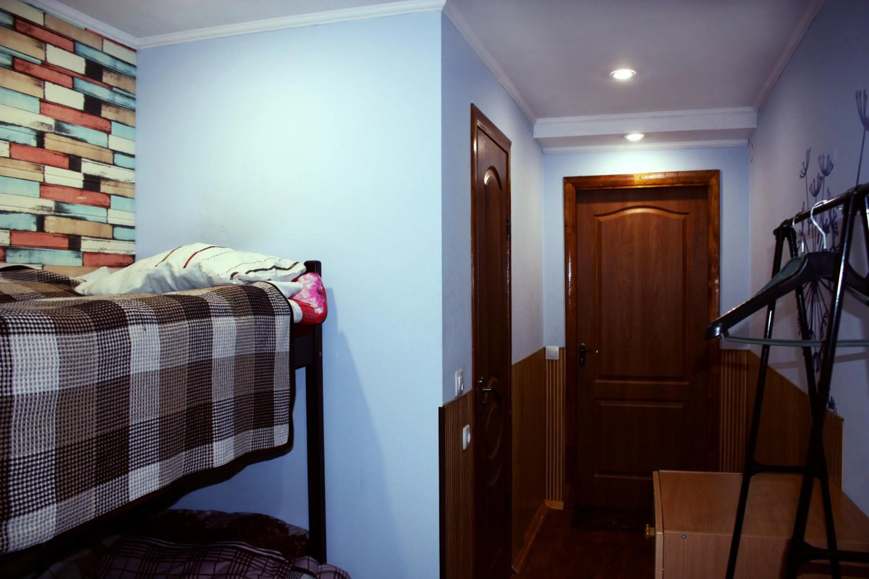 bunk bed, Bed in motel Pid Strihoyu