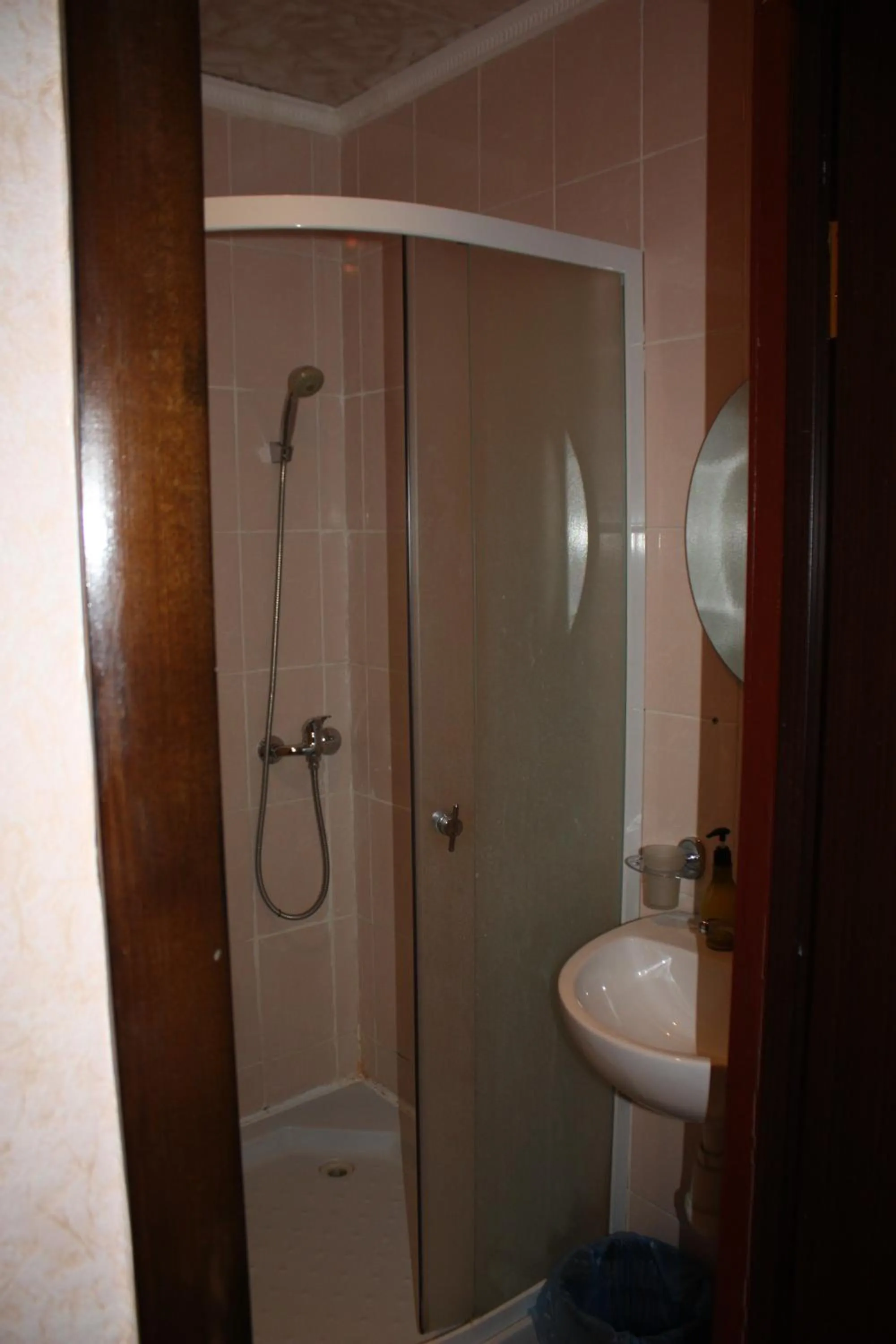 Shower in motel Pid Strihoyu