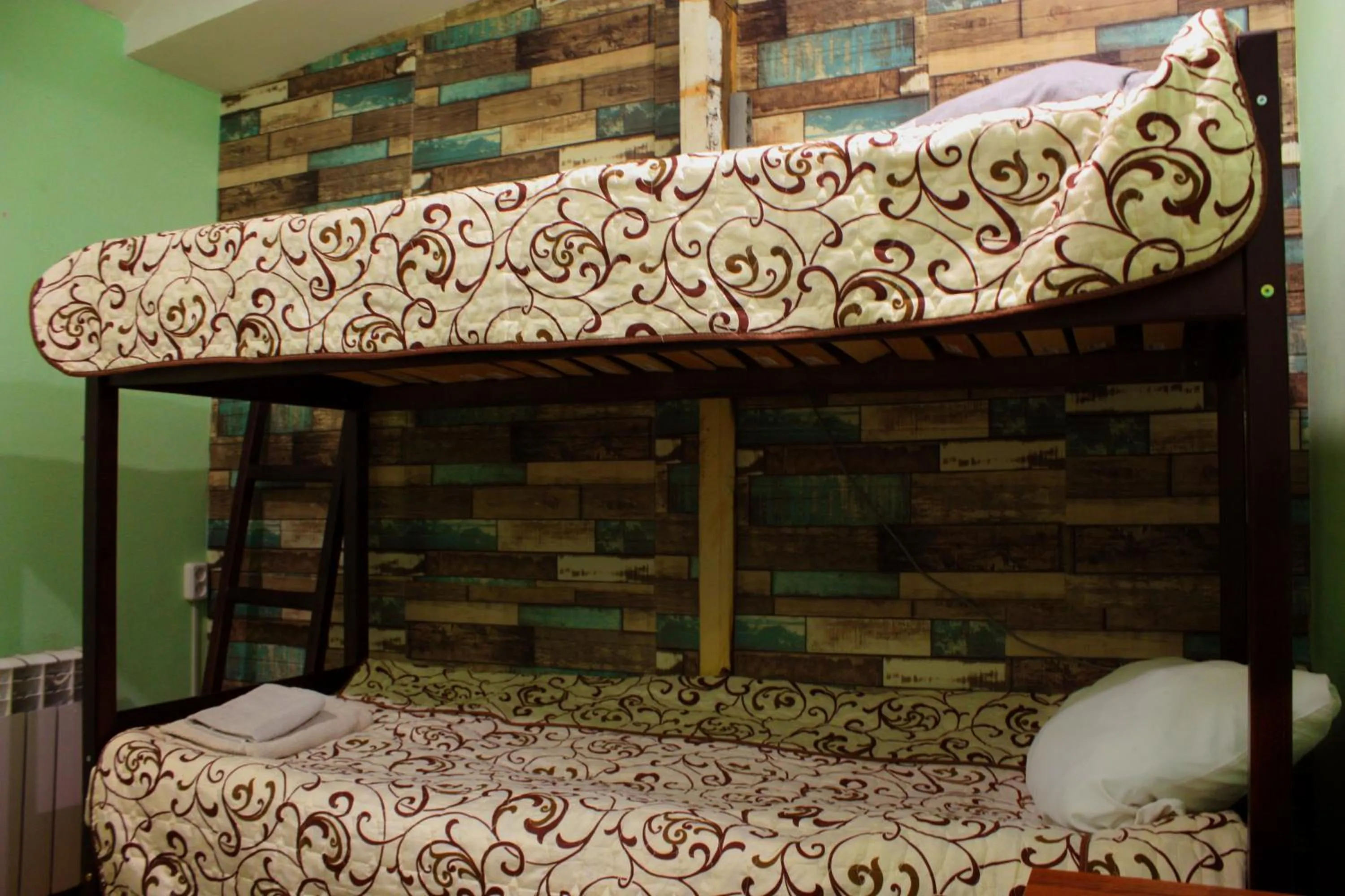 bunk bed, Bed in motel Pid Strihoyu
