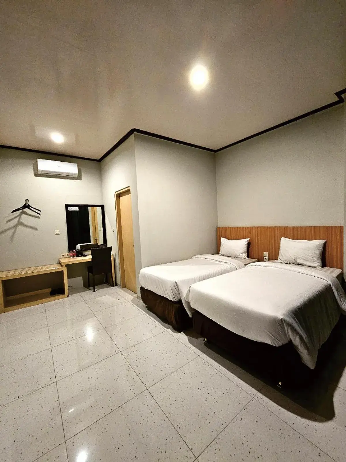 Deluxe Twin Room in Airlangga Hotel Deluxe Twin Room in Airlangga Hotel