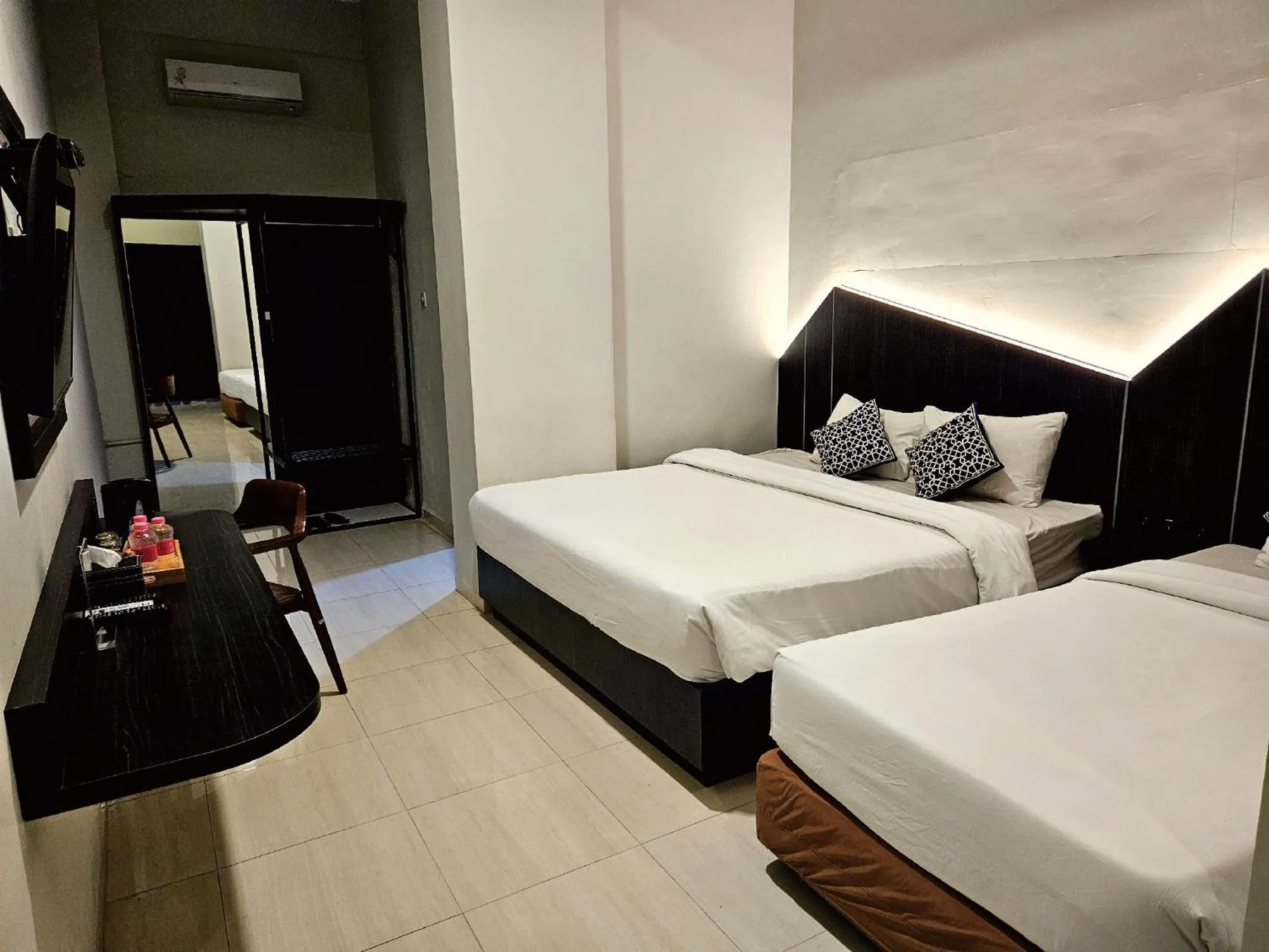 Family, Bed in Airlangga Hotel