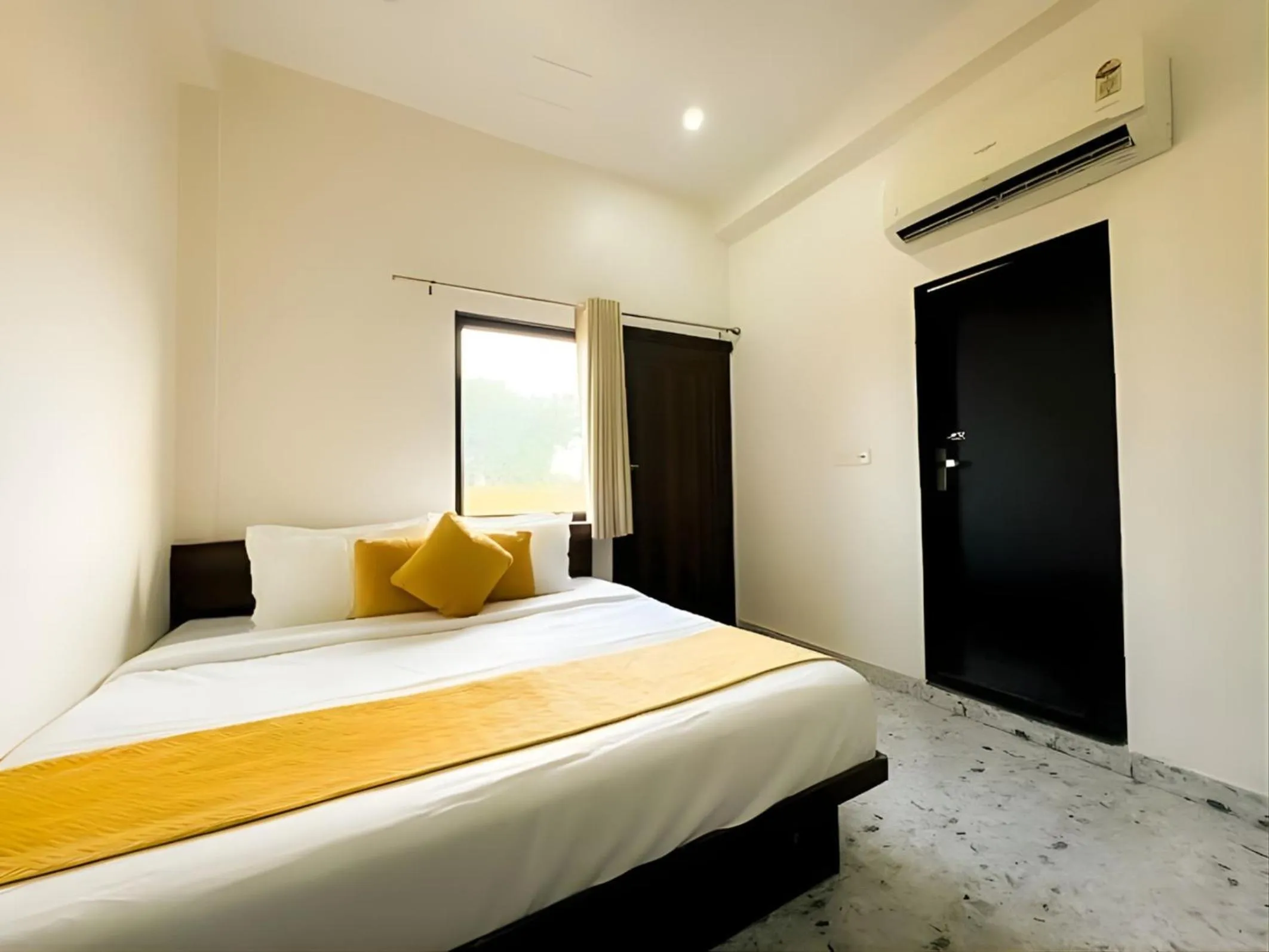 Bed in Hotel Vrinda Sarovar