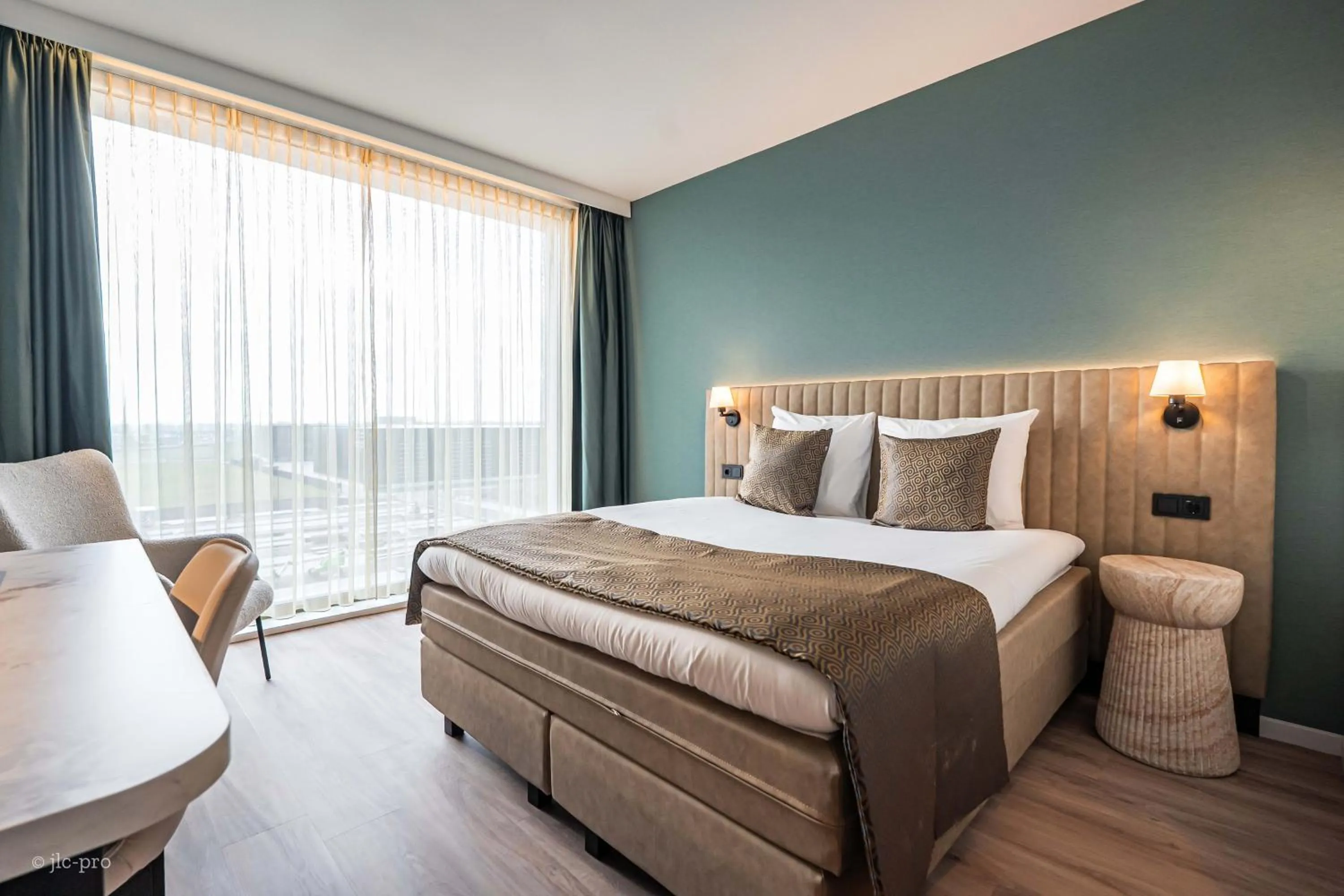 Bedroom, Bed in OZO Hotels De President Amsterdam Schiphol Airport