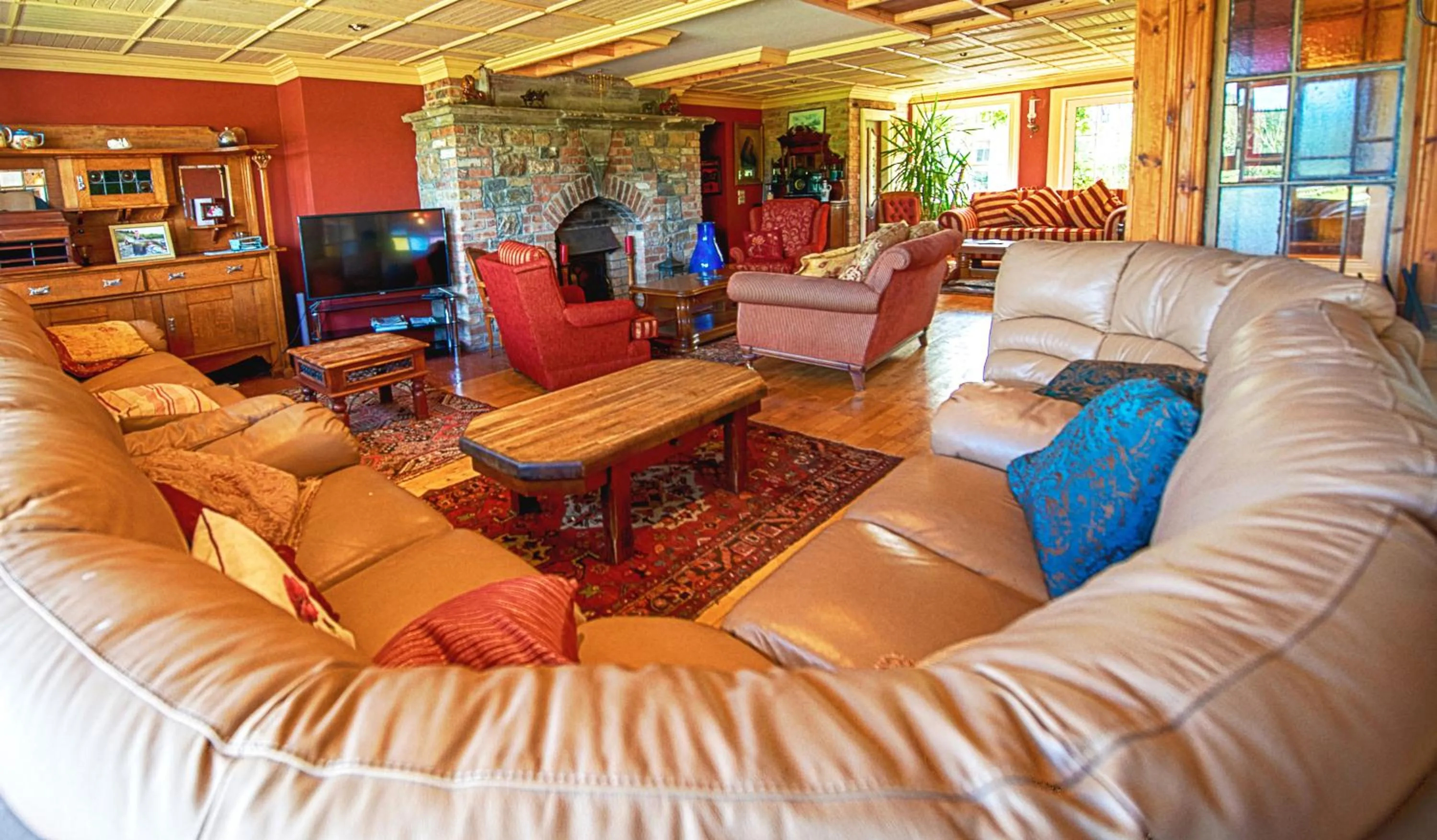 Communal lounge/ TV room in Dulrush Lodge Guest House, Restaurant and Self-Catering