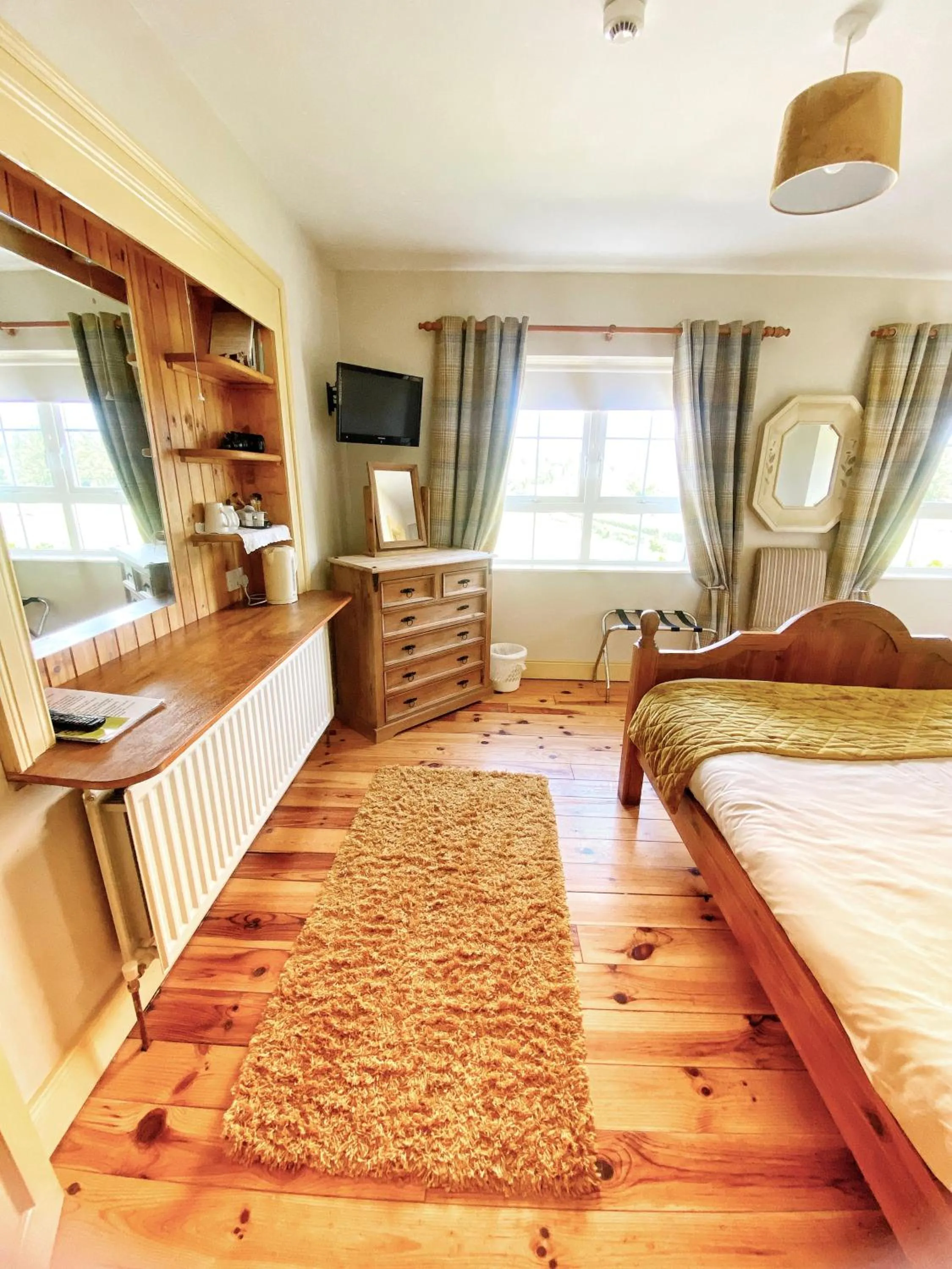 TV and multimedia, Bed in Dulrush Lodge Guest House, Restaurant and Self-Catering