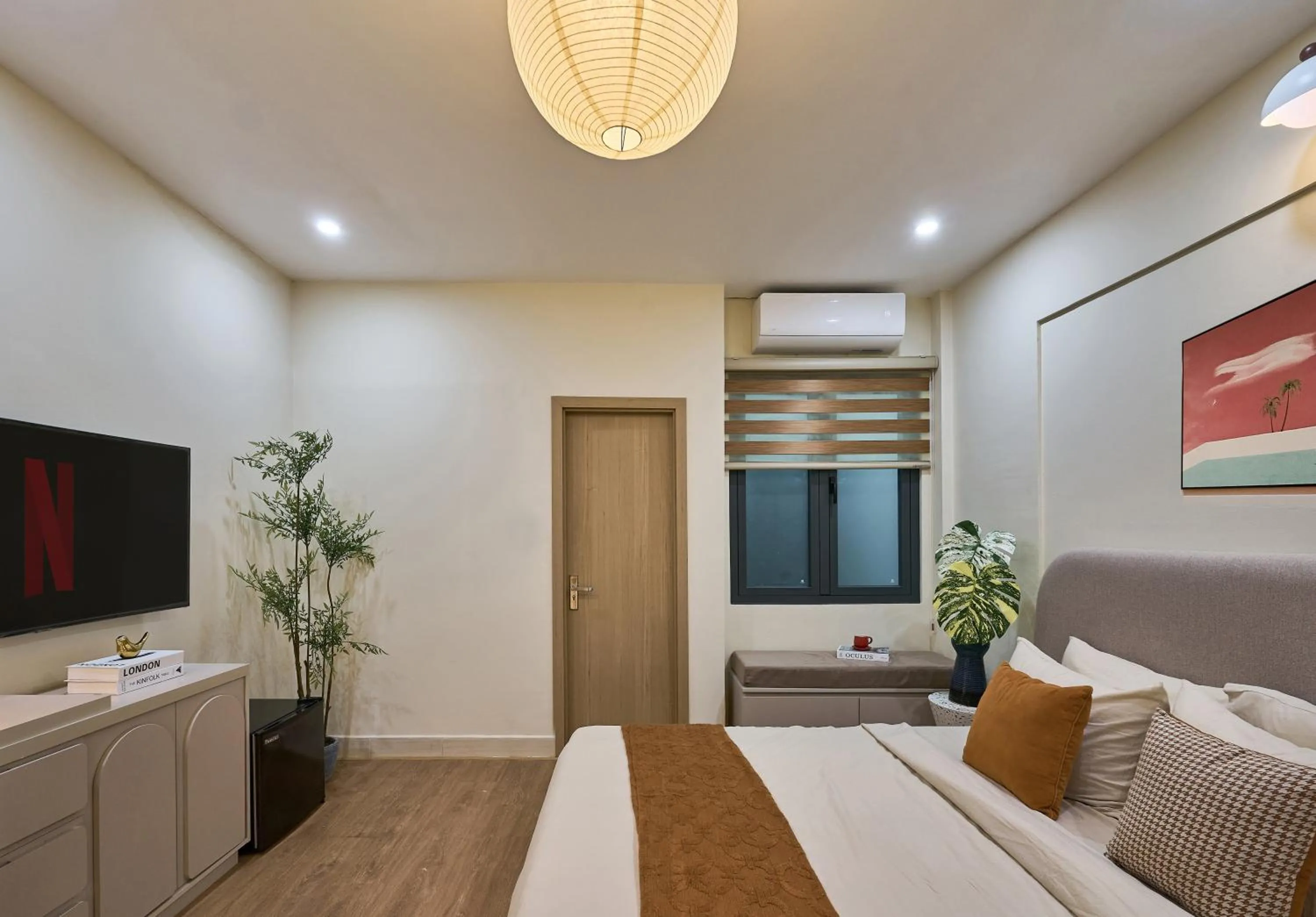 Deluxe Queen Room in Secret Garden Hotel Phan Xich Long by Urban B