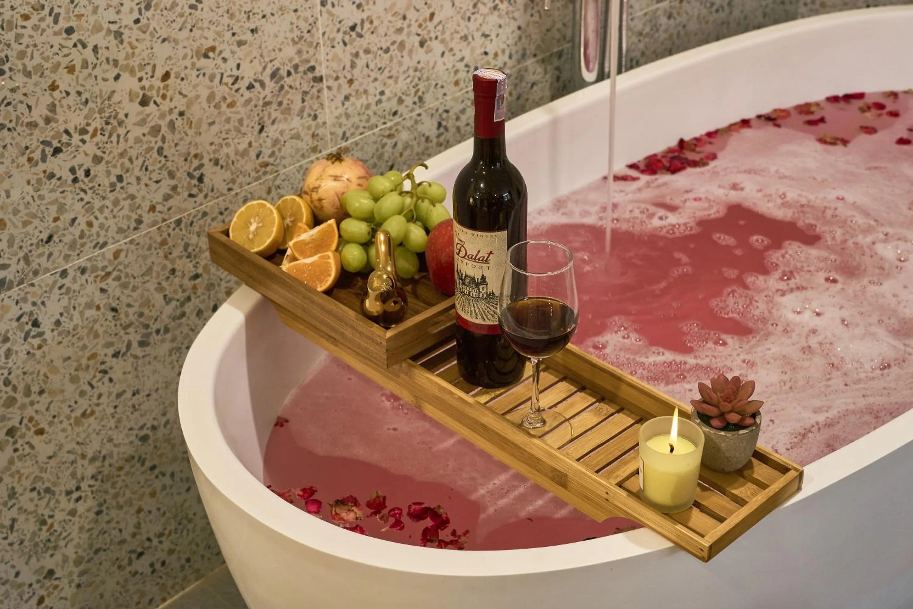 Studio with Spa Bath in Secret Garden Hotel Phan Xich Long by Urban B