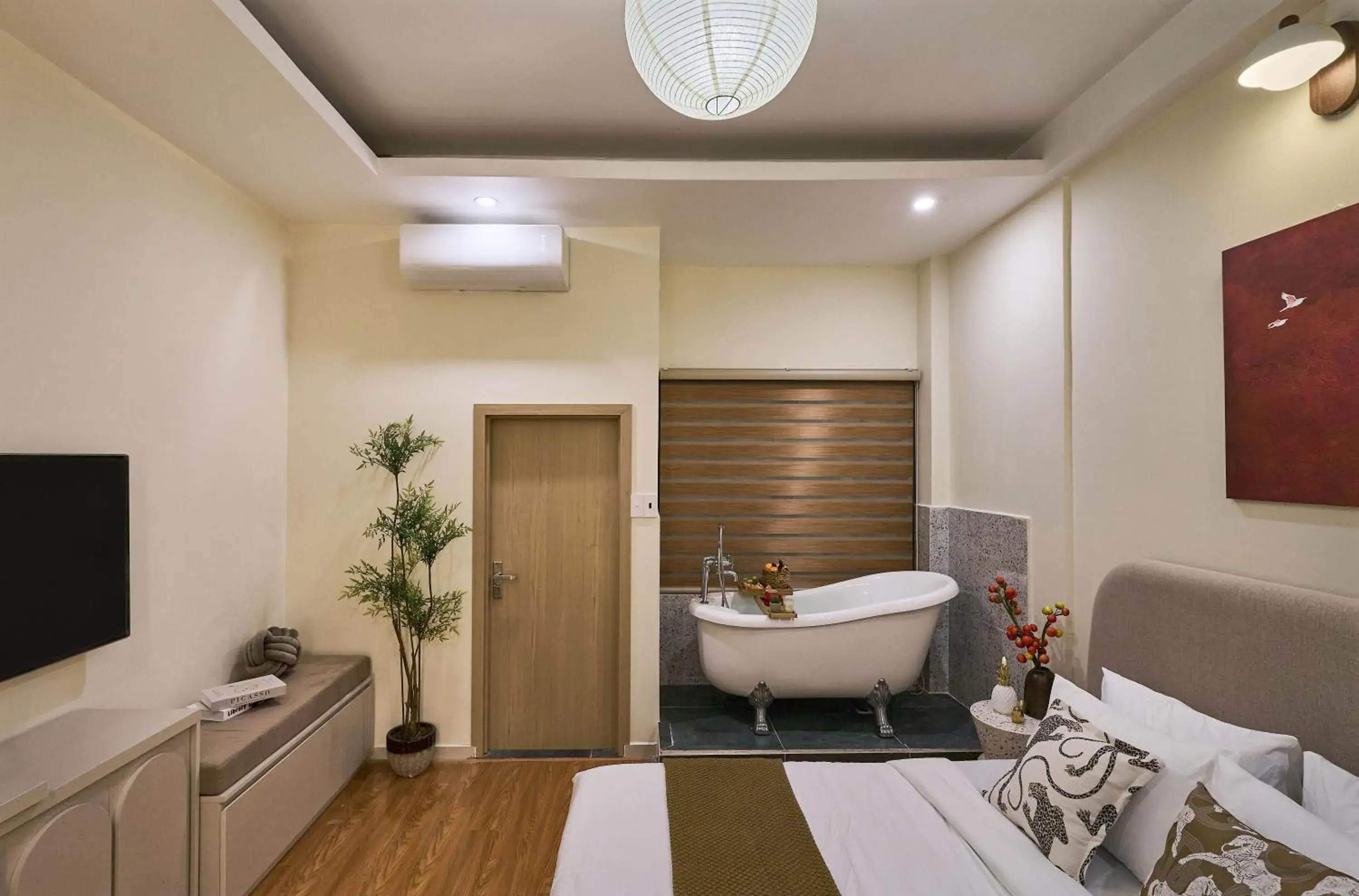 King Room with Spa Bath in Secret Garden Hotel Phan Xich Long by Urban B King Room with Spa Bath in Secret Garden Hotel Phan Xich Long by Urban B