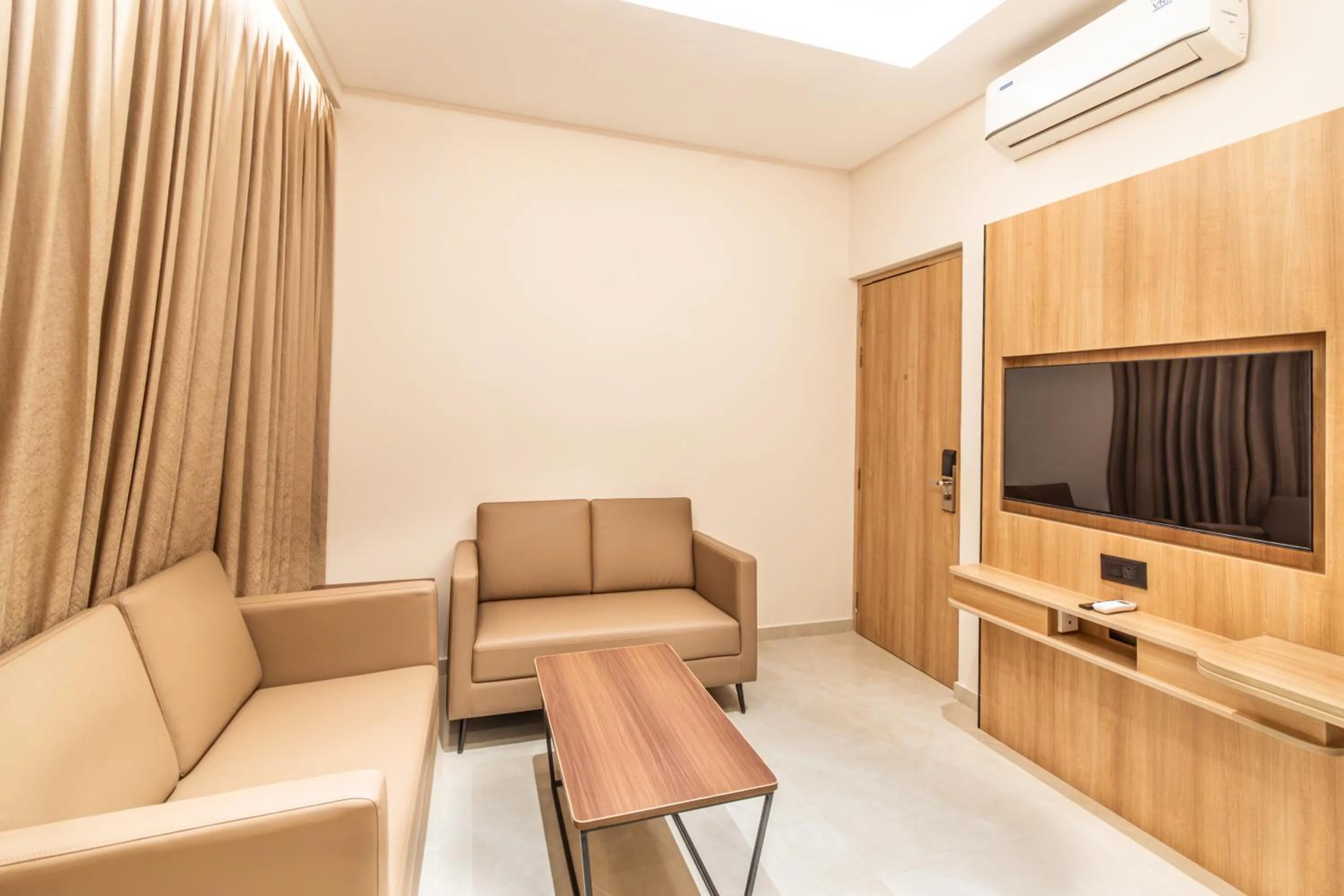 TV and multimedia in Hotel Lenexa by Bestinn Leisure