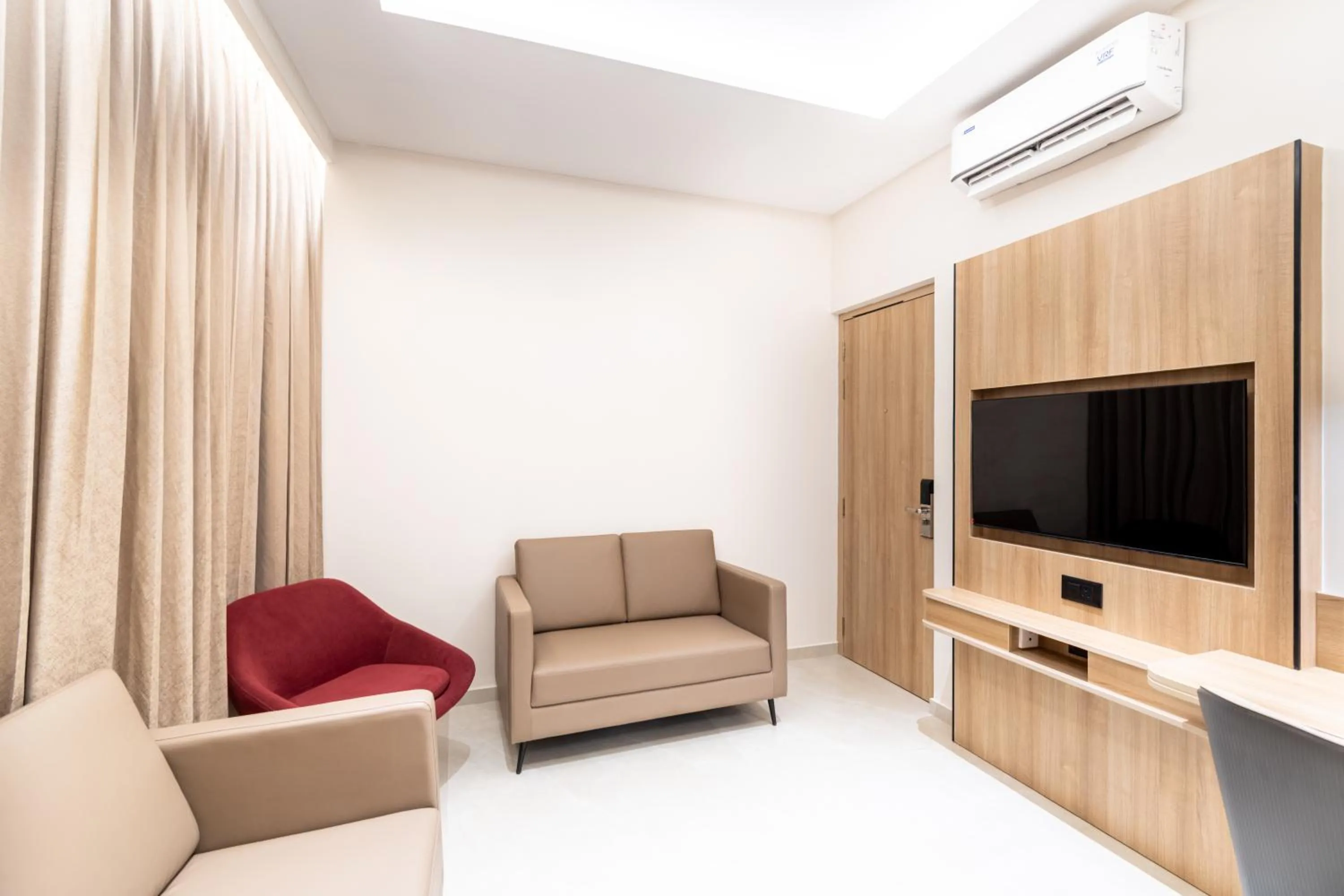 TV and multimedia in Hotel Lenexa by Bestinn Leisure