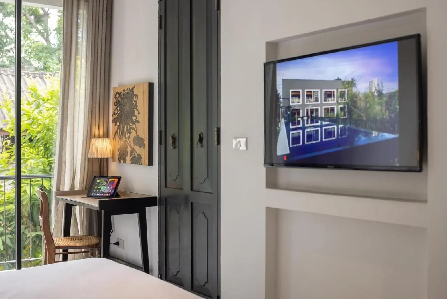 TV and multimedia, Bed in Hotel Ping Silhouette TV and multimedia, Bed in Hotel Ping Silhouette