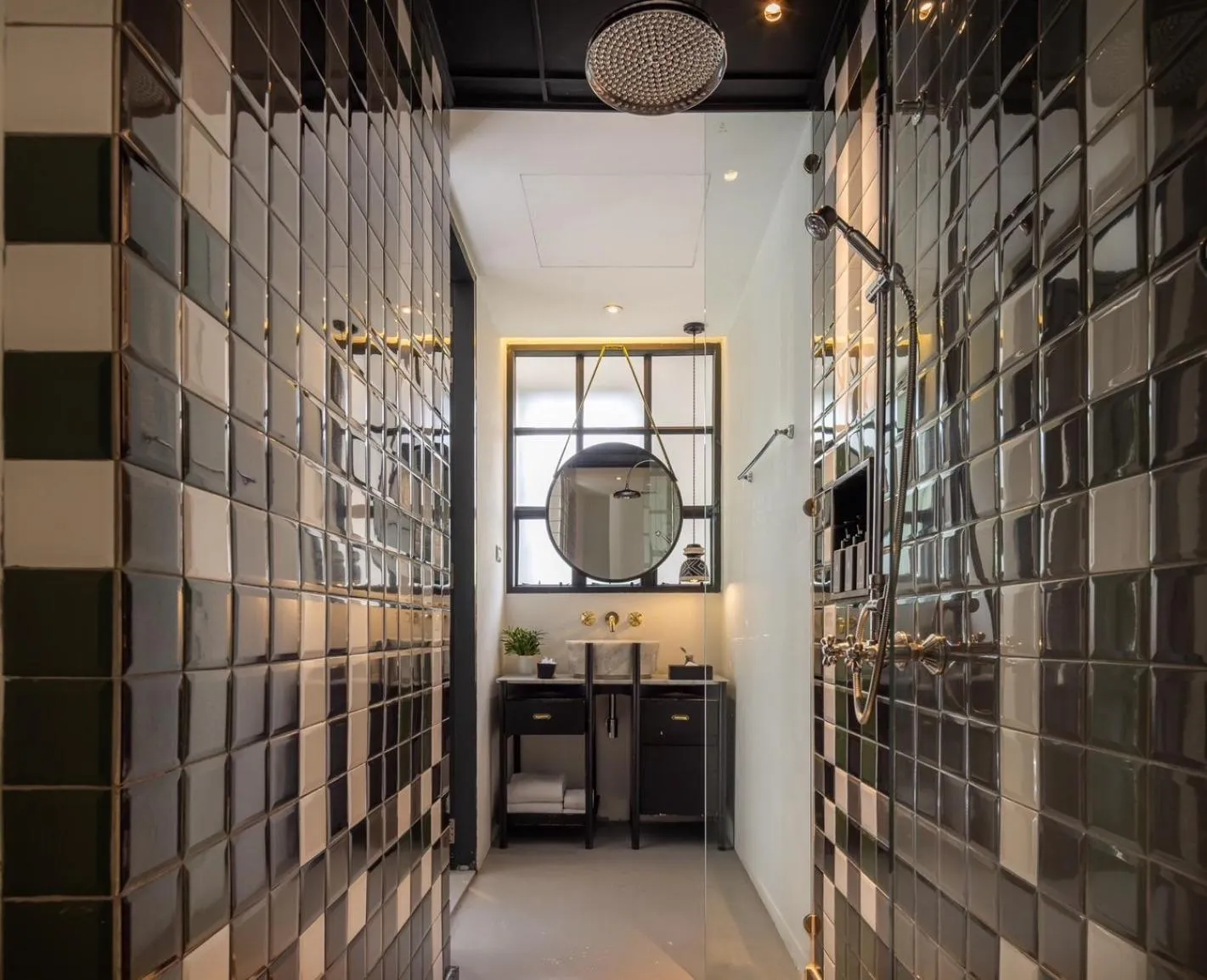 Bathroom in Hotel Ping Silhouette