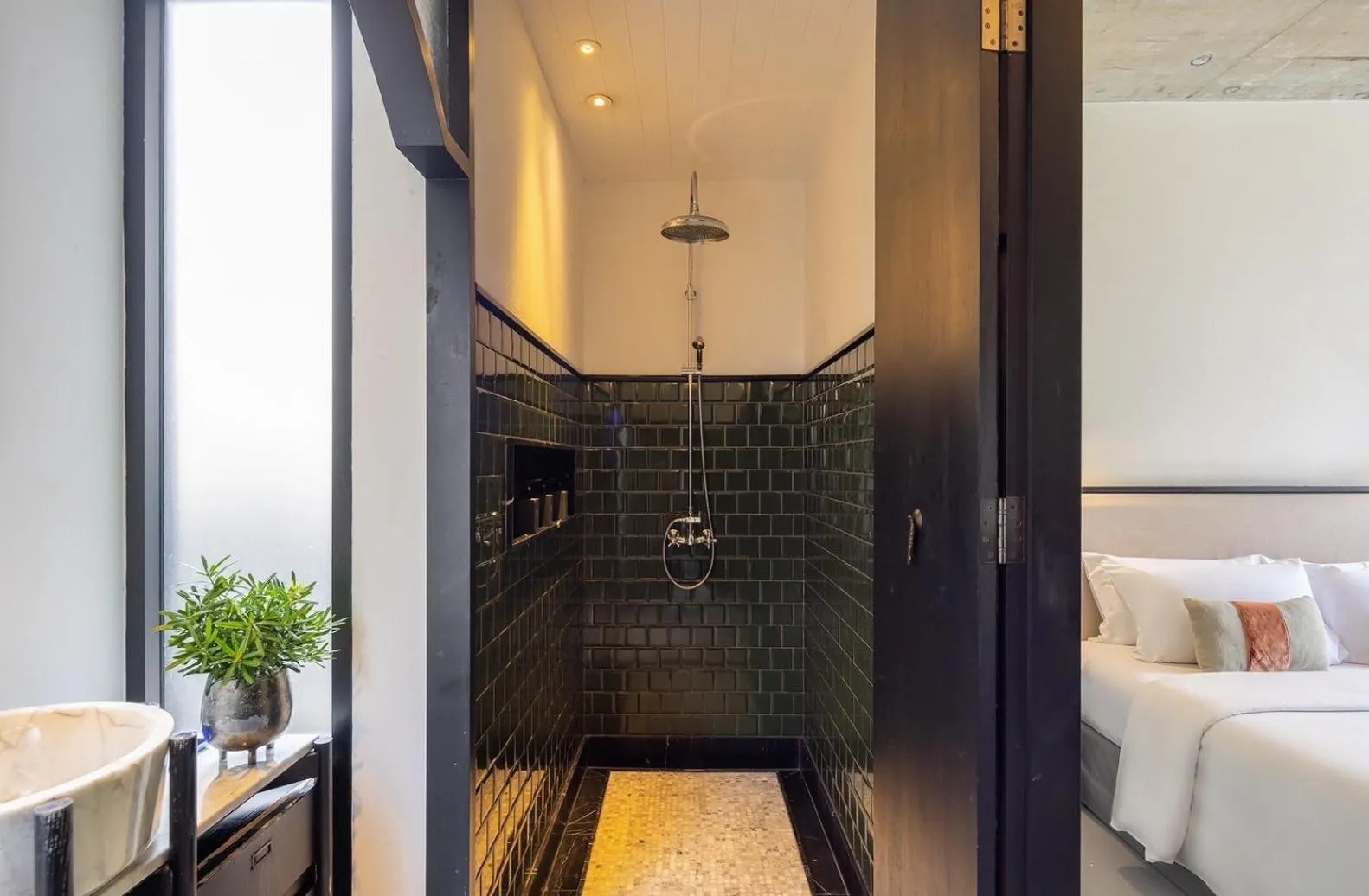 Bathroom in Hotel Ping Silhouette