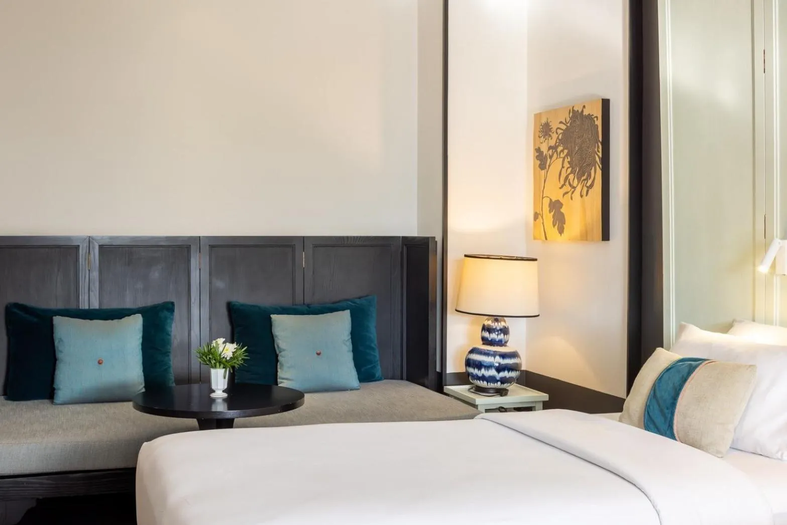 Bed in Hotel Ping Silhouette