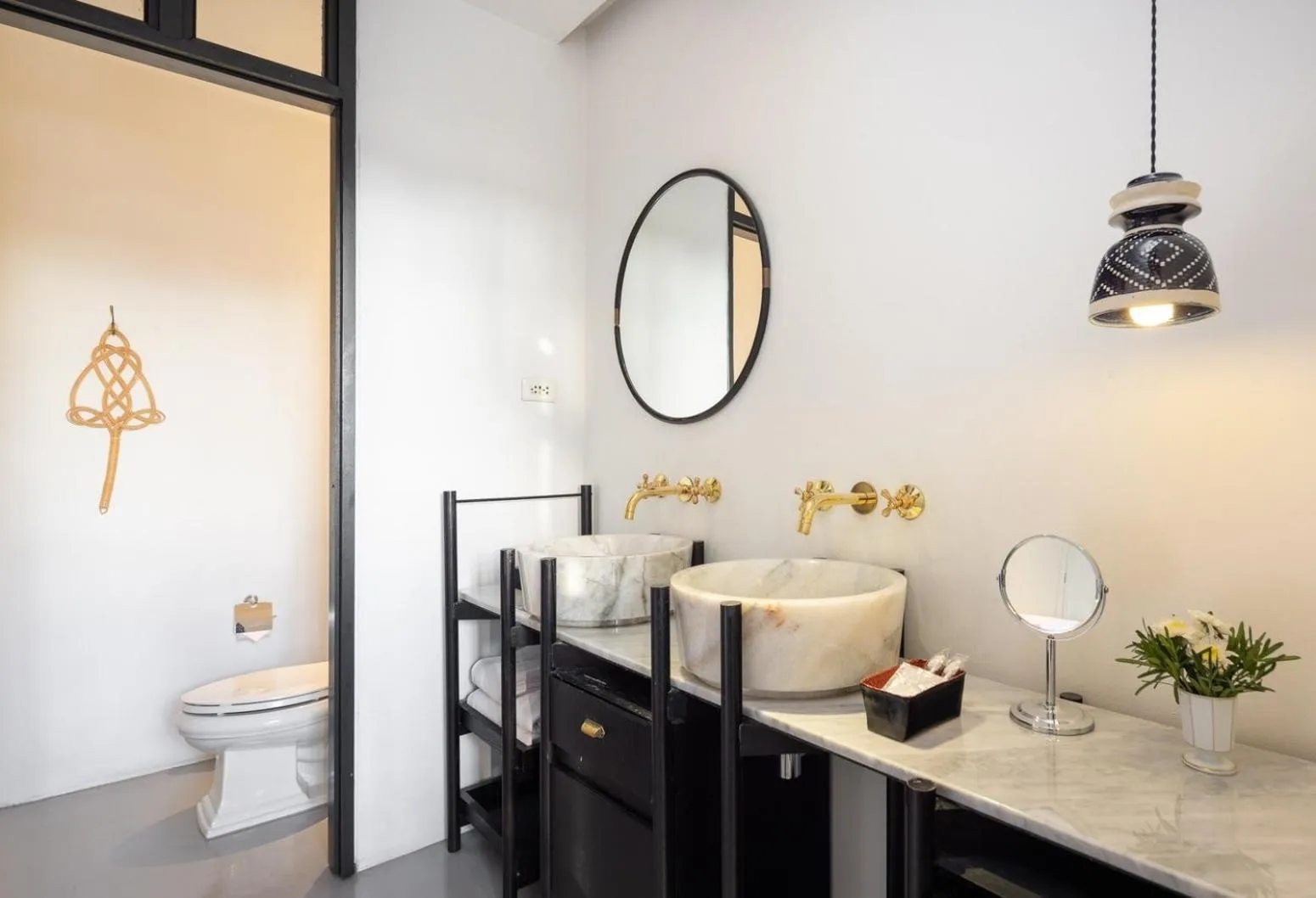 Bathroom in Hotel Ping Silhouette