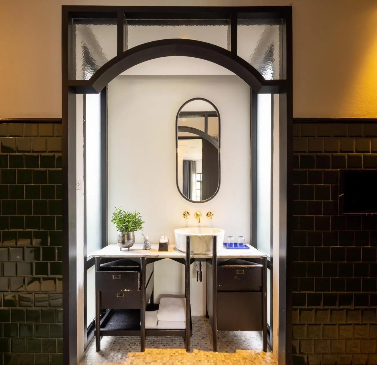 Bathroom in Hotel Ping Silhouette