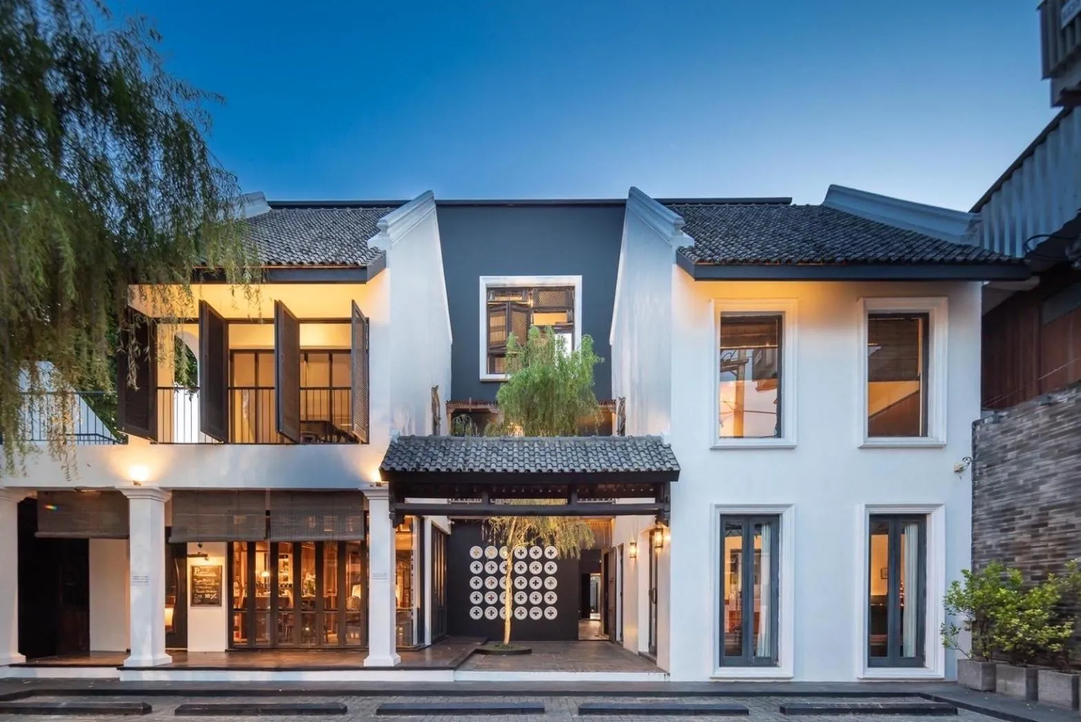 Facade/entrance in Hotel Ping Silhouette