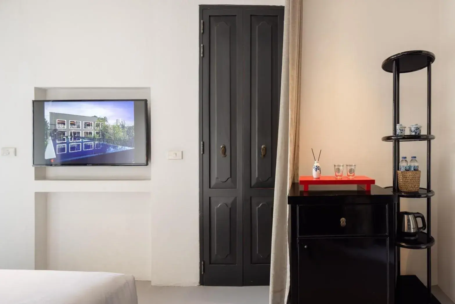 Photo of the whole room in Hotel Ping Silhouette Photo of the whole room in Hotel Ping Silhouette