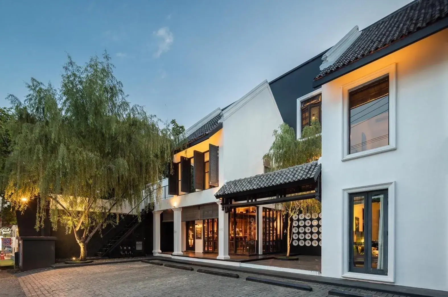 Property building in Hotel Ping Silhouette Property building in Hotel Ping Silhouette