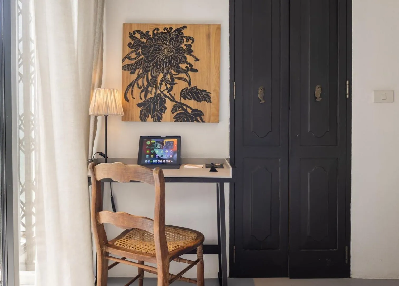 hair dresser in Hotel Ping Silhouette